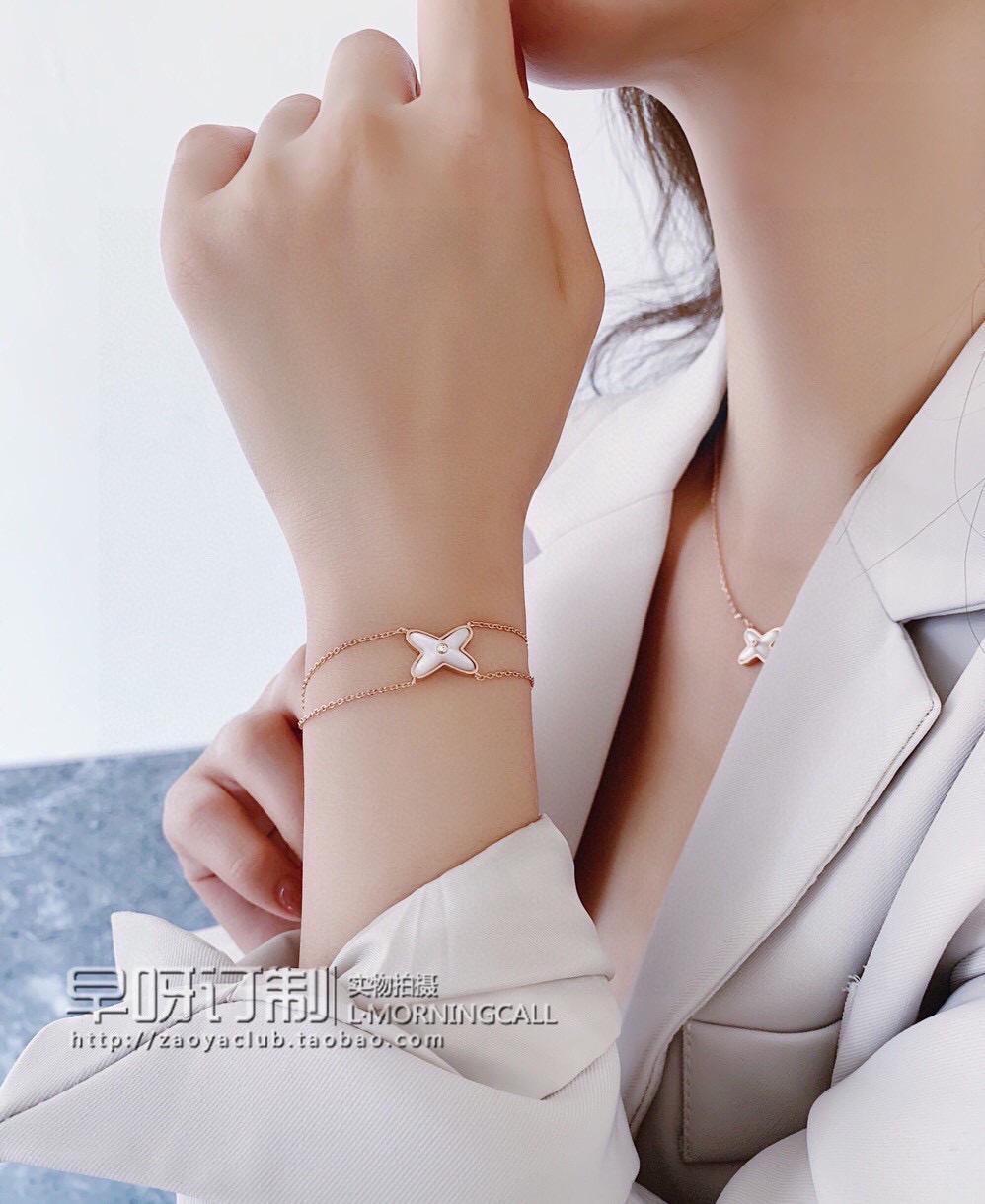 NO:817827,Chaumet Liens makes fate visible # Cross Bracelet Fate is subtle and peculiar. It can find the tacit understanding of each other in the vast sea of ​​​​people and create a whole colorful world. The Jeux de Liens Joyful Fate series uses mother-of-pearl to present colorful connection symbols, which coincides with the moment of fate intersection, the connection in emotion, the embedding of life and life, and the connection between people and the world. Thick gold plating, the color is correct, and the luster is awesome!  Inlaid with natural mother-of-pearl, all the scattered mother-of-pearl are polished by hand!  , jewelry boutique, bracelet19860909尚美 Liens让缘分可见# 交叉手链 缘分微妙且奇特,它能在茫茫人海中,寻找至默契相通的彼此,成就整个多彩的世界.Jeux de Liens欢·缘系列,用珍珠母贝呈现缤纷的连结符号,暗合缘分交汇的瞬间,情感中的连系、生命与生命的嵌入、人与世界的连结厚金电镀,颜色正,光泽超赞的！镶嵌天然珍珠贝母,错落的贝母全部都是手工打磨！,饰品精品,bracelet,Jewelry