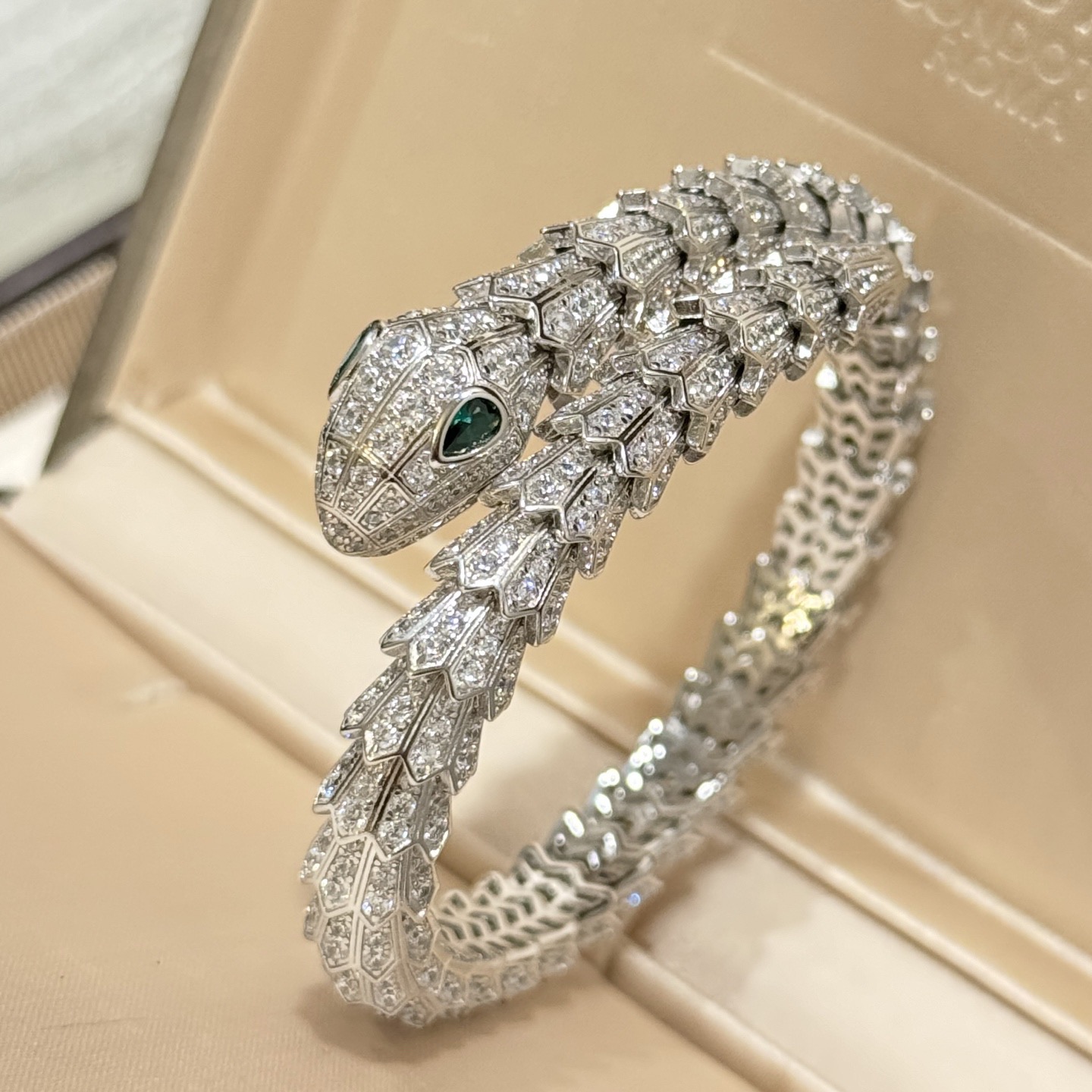NO:817848,BV luxury model emerald, thorns, snake bracelet arrived, fashion high-end boutique, green diamond snake bracelet, seven-digit luxury product, hot new imported micro-set high-carbon diamond, perfect hollow inner ring, lifelike shape, original replica, electroplated thick gold bracelet, jewelry boutique, bottega veneta, bracelet19860909BV奢华款 绿宝石 荆棘 灵蛇 手镯 到货 打造 时尚高级精品 绿钻蛇手镯 七位数的顶奢品 火爆上新进口微镶高碳钻,内圈完美镂空、形态栩栩如生 原版复刻 电镀厚金 手镯,饰品精品,bottega veneta,bracelet,Jewelry