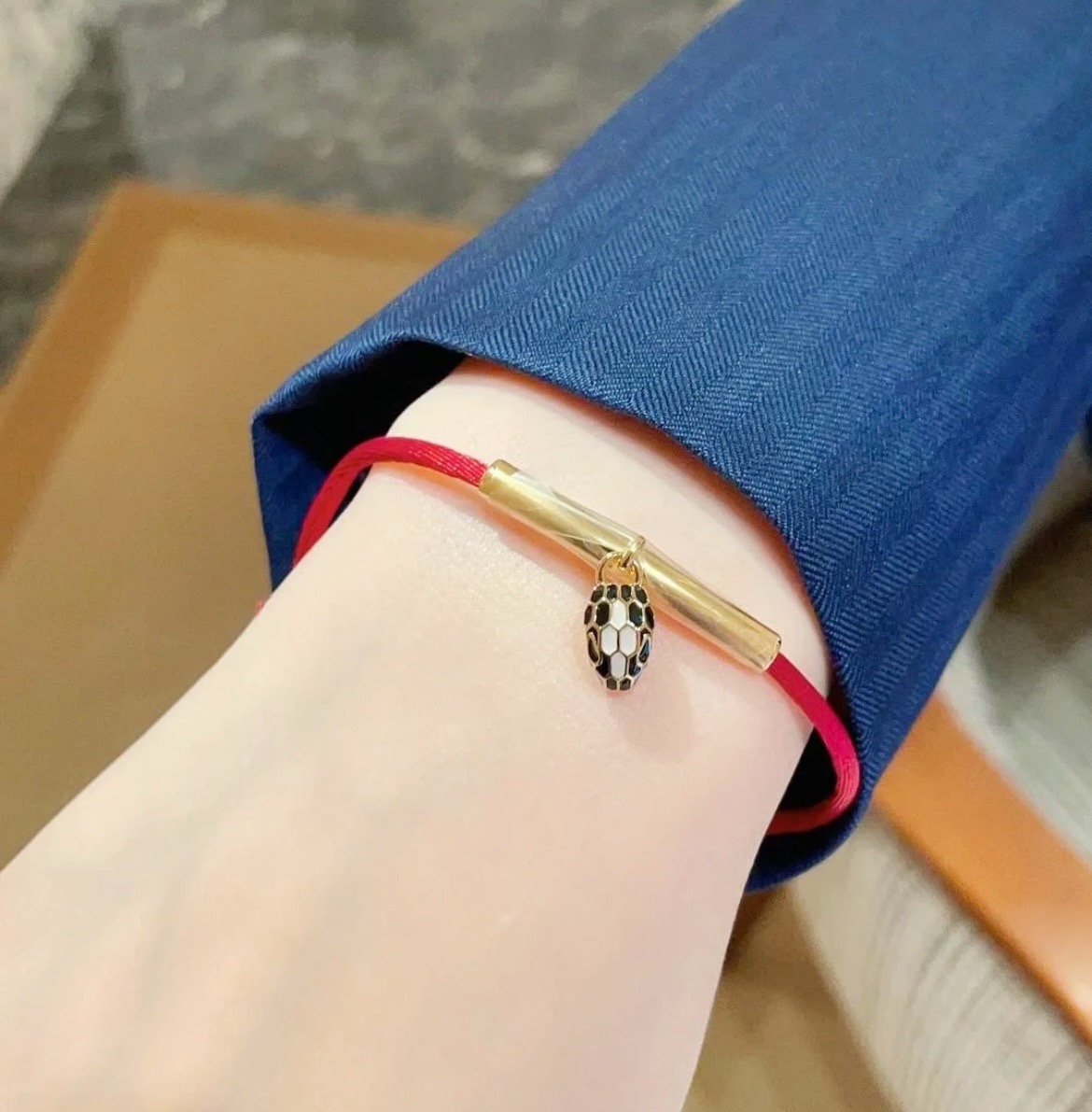 NO:817856,Bvlgari Snake Red Rope Bracelet, the length can be adjusted freely, this one is decorated with beautiful ornaments, big brand fashion, exquisite high-end customization ~ thickened 18k gold electroplating process, new year and new atmosphere, may you have 'red' luck!  ,boutique jewelry,bvlgari,bracelet19860909宝格丽灵蛇红绳手链,长度可自由调节,这款采用琳琅点缀,大牌 时尚 精致高端定制～加厚电镀18k金工艺新年新气象,愿你“红”运当头！,饰品精品,bvlgari,bracelet,Jewelry