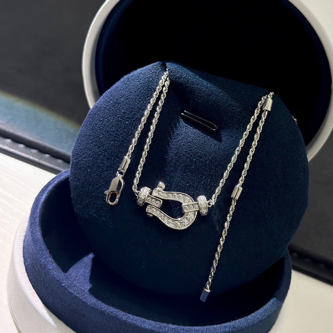 NO:817896,Fred's hot new model, full of diamonds, large horseshoe, thick twist necklace, high-end customization, exclusive launch, top micro setting, high carbon diamonds, very cost-effective, almost no chance of collision, good-looking and versatile, simple and nice, platinum and rose gold, electroplated thick gold, necklace, jewelry boutique, necklace19860909费雷德 火爆 新款 满钻 大号马蹄 麻花粗项链 高端定制 独家首发 顶级微镶 高碳钻,性价比很高 撞款几率几乎没有 炒鸡好看百搭 简单nice 白金玫瑰金 电镀厚金 项链,饰品精品,necklace,Jewelry