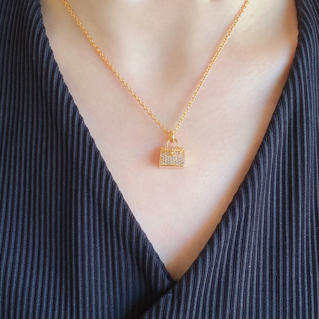 NO:859025,Hermès original full diamond bag necklace, really beautiful and versatile, this Hermès bag necklace definitely brings out the foreign style, exquisite jewelry, hermes, necklace19860909爱马仕原版满钻包包项链,真心好看百搭,这条爱马仕包包项链绝对带出去洋气,饰品精品,hermes,necklace,Jewelry