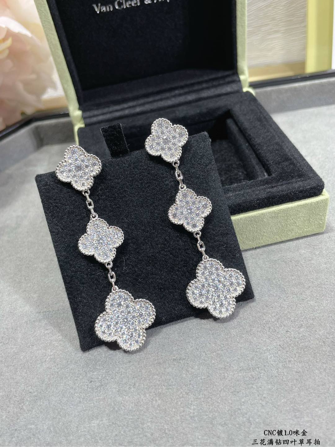 NO:858971,vca four-leaf clover high-end full-diamond three-flower ear racket, market premium version 1:1 version high-end customized vca Van Cleef & Arpels limited edition v four-leaf clover counter limited edition super suitable for traveling and an absolute must-have. The highest perfect quality on the market, fine jewelry, van cleef19860909vca四叶草高级满钻三花耳拍,市场高级版1:1版本高端定制vca梵克雅宝 限量款v 四叶草 专柜限量款 超适合 去旅游 绝对必备款.市面最高完美品质,饰品精品,van cleef,Jewelry
