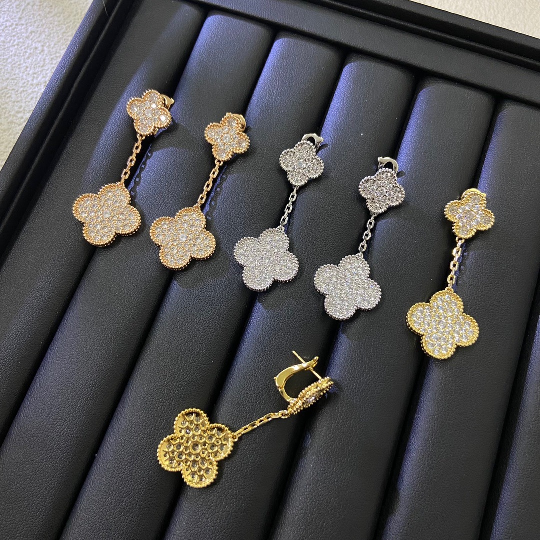 NO:858979,Van Cleef & Arpels new ear racket with two flowers full of diamonds Cleef&Arpels four-leaf clover This series has smart design, smooth lines and is easy to wear. It shows infinite matching possibilities and brings rich and diverse style to every woman's life., jewelry boutique, van cleef19860909梵克雅宝耳拍 新品两花满钻耳拍 Cleef&Arpels 四叶草 此系列设计灵动,线条流畅,易于佩戴.展现无限搭配的可能,为每一位女性的生活带来丰富多样的风姿.,饰品精品,van cleef,Jewelry