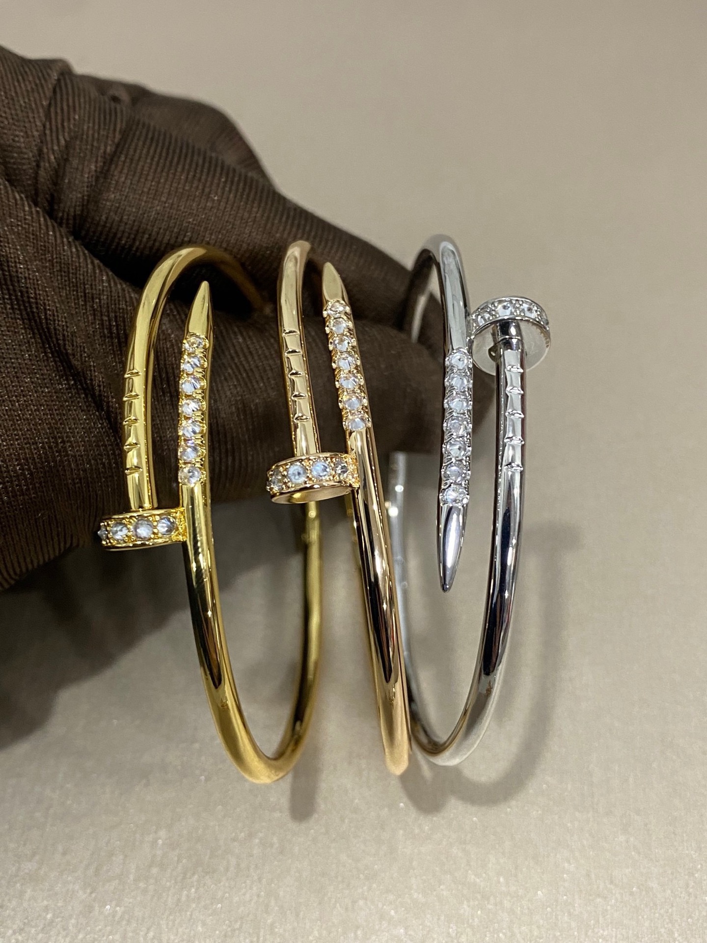 NO:864859,Cartier's new 7-diamond nail bracelet in three colors, fine jewelry, cartier, bracelet19860909卡地亚新款7钻钉子手镯三色,饰品精品,cartier,bracelet,Jewelry