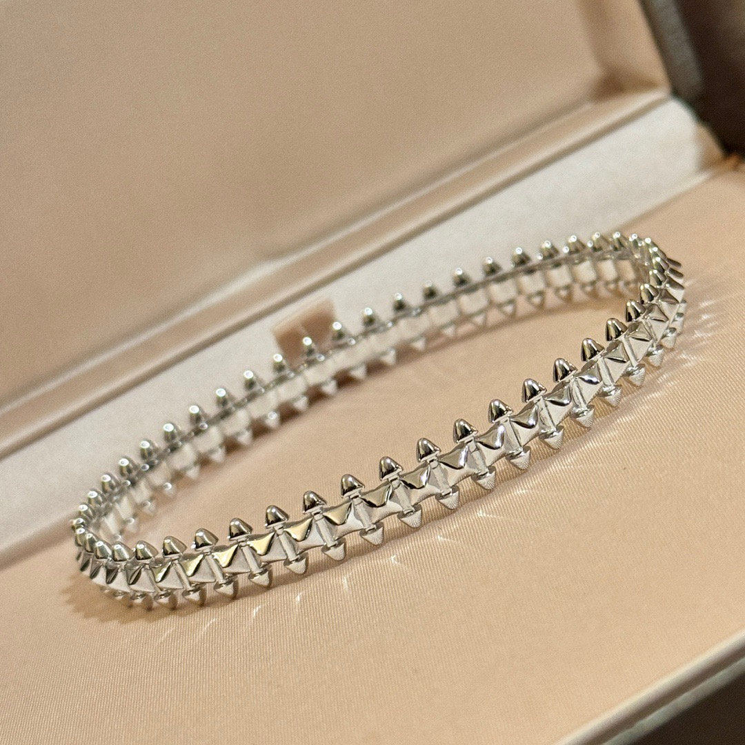 NO:864870,Kajia Classic Willow Nail Bullet Smooth Bracelet, the most popular one. A very personalized one. Timeless classic. Very popular in recent years. High-end. Electroplated thick gold micro-inlaid material. Same craftsmanship. Different price. Real gold texture. Platinum gold. Bracelet, jewelry boutique, bracelet.19860909卡家 经典 柳钉 子弹头 光面手镯,最受欢迎的一 非常个性的一款 永恒经典 近年来很火 高端 电镀厚金微镶嵌材质 一样的工艺 不一样的价格 真金质感 铂金色 手镯,饰品精品,bracelet,Jewelry