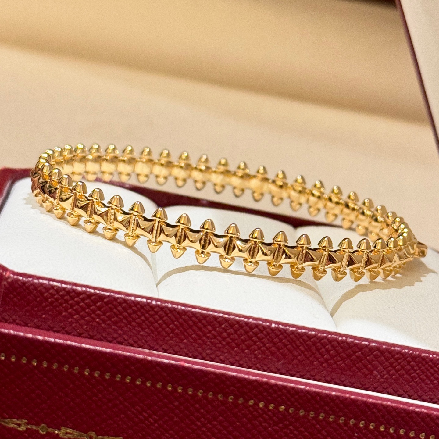NO:864857,Kajia Classic Willow Nail Bullet Smooth Bracelet, the most popular one, a very personalized one, timeless classic, very popular in recent years, high-end, electroplated thick gold micro-inlaid material, same craftsmanship, different price, real gold texture, platinum and rose gold two colors, bracelets, fine jewelry, bracelets19860909卡家 经典 柳钉 子弹头 光面手镯,最受欢迎的一 非常个性的一款 永恒经典 近年来很火 高端 电镀厚金微镶嵌材质 一样的工艺 不一样的价格 真金质感 铂金玫瑰金两色 手镯,饰品精品,bracelet,Jewelry