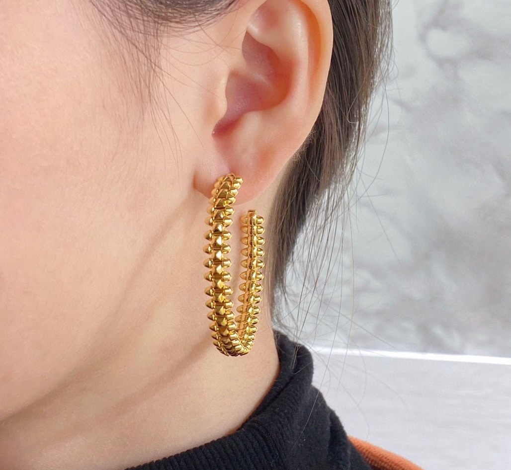 NO:864868,Cartier large bullet earrings, with the original flying saucer earplugs, the small rivets on both sides can swing freely, a very personalized one. Timeless classic, very popular in recent years, high-end micro-inlaid material, same craftsmanship, different price, real gold texture + flying saucer 15, fine jewelry, cartier, earrings19860909卡地亚大号子弹头耳环,搭配原版飞碟耳塞两侧的小柳钉可以自由晃动,非常个性的一款. 永恒经典 近年来很火 高端 微镶嵌材质 一样的工艺 不一样的价格 真金质感+飞碟15,饰品精品,cartier,earrings,Jewelry