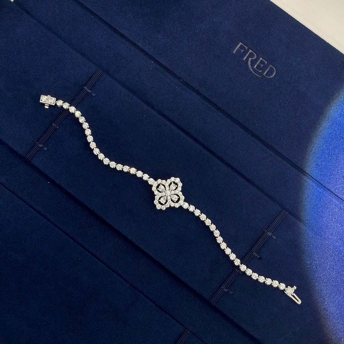 NO:864889,HW Harry Winston high-end jewelry four-leaf clover full of diamonds, the same style for all major stars, lifelike, exquisite cutting, high-end inlaid bling bling, graceful design, luxurious and noble, comfortable to wear, generous and beautiful, super invincible stick, exquisite jewelry, bracelet19860909HW海瑞温斯顿高级珠宝 四叶草 满钻 手链各大明星同款 栩栩如生,精工的切割 高端镶嵌bling bling  雍容的设计,奢华高贵,佩戴舒适 大方漂亮超级无敌棒,饰品精品,bracelet,Jewelry