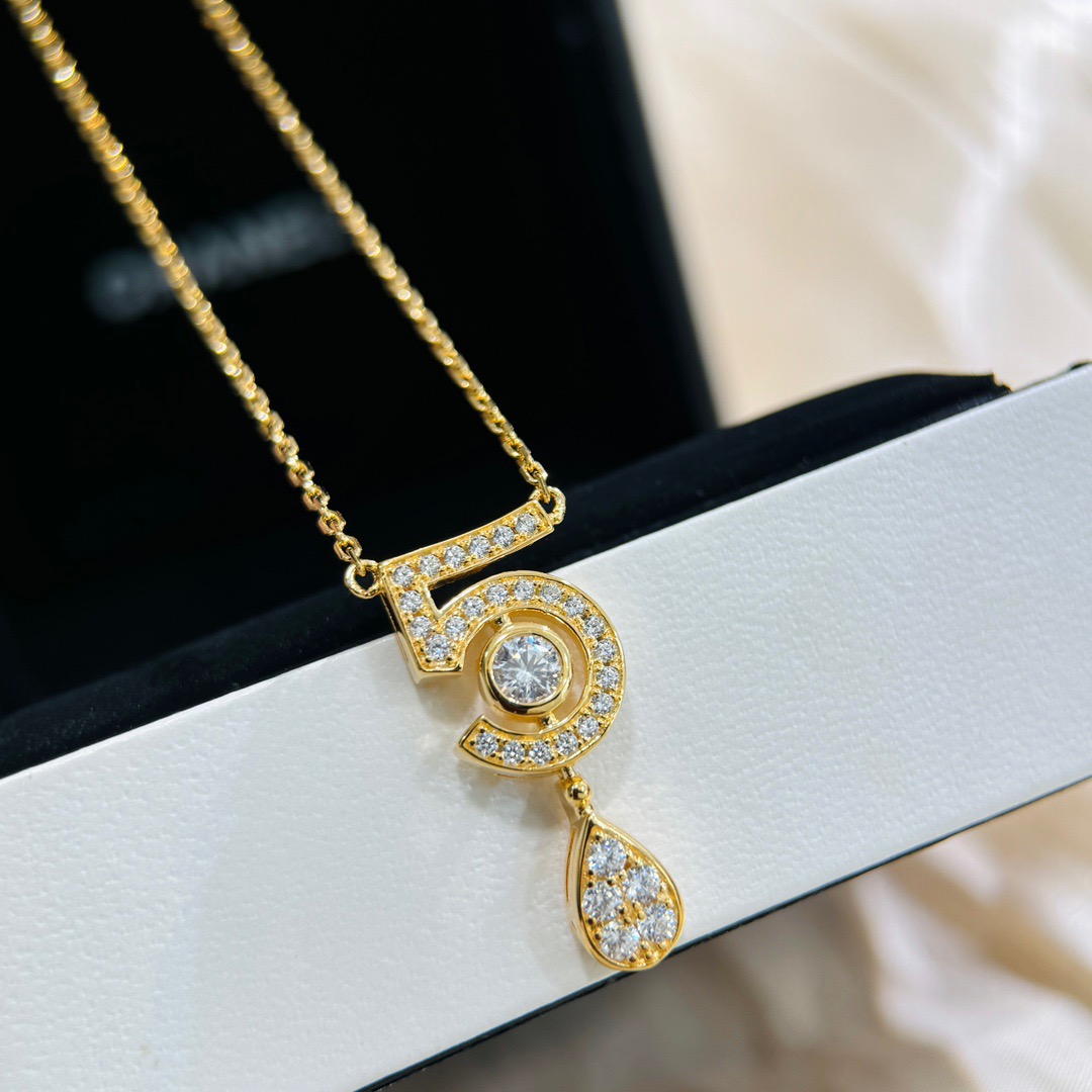NO:864898,Xiaoxiang classic logo 5 words water drop necklace elegant and elegant design carving very flattering face shape youthful vitality I was attracted by this at first glance very beautiful color combination fashionable and playful rose gold electroplated thick gold necklace, jewelry boutique, necklace19860909小香 经典logo 5字 水滴 项链 优雅大方精工设计 雕刻 非常修饰脸型 青春活力 一眼就被这款吸引了非常漂亮的颜色搭配时尚又俏皮 玫瑰金 电镀厚金 项链,饰品精品,necklace,Jewelry