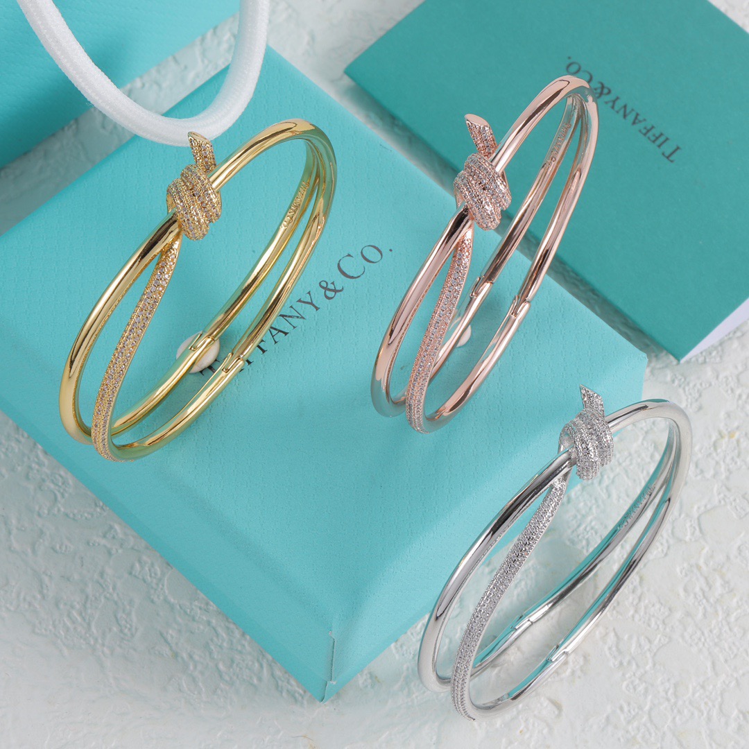 NO:864939,Tiff hot style edge series half diamond knotted bracelet, high-end customized V gold material inlaid with high carbon diamonds, fashionable and unique winding knot to symbolize the unique connection between two people, eternal, rose gold, gold and platinum three colors, bracelets, jewelry boutique, bracelet, gold19860909Tiff 爆款 缘系列 半钻 打结 手镯 高端定制 V金材质镶嵌高碳钻 以时尚别致缠绕绳结象征两人之前的特有连结 永恒不变 玫瑰金黄金白金三色齐 手镯,饰品精品,bracelet,gold,Jewelry