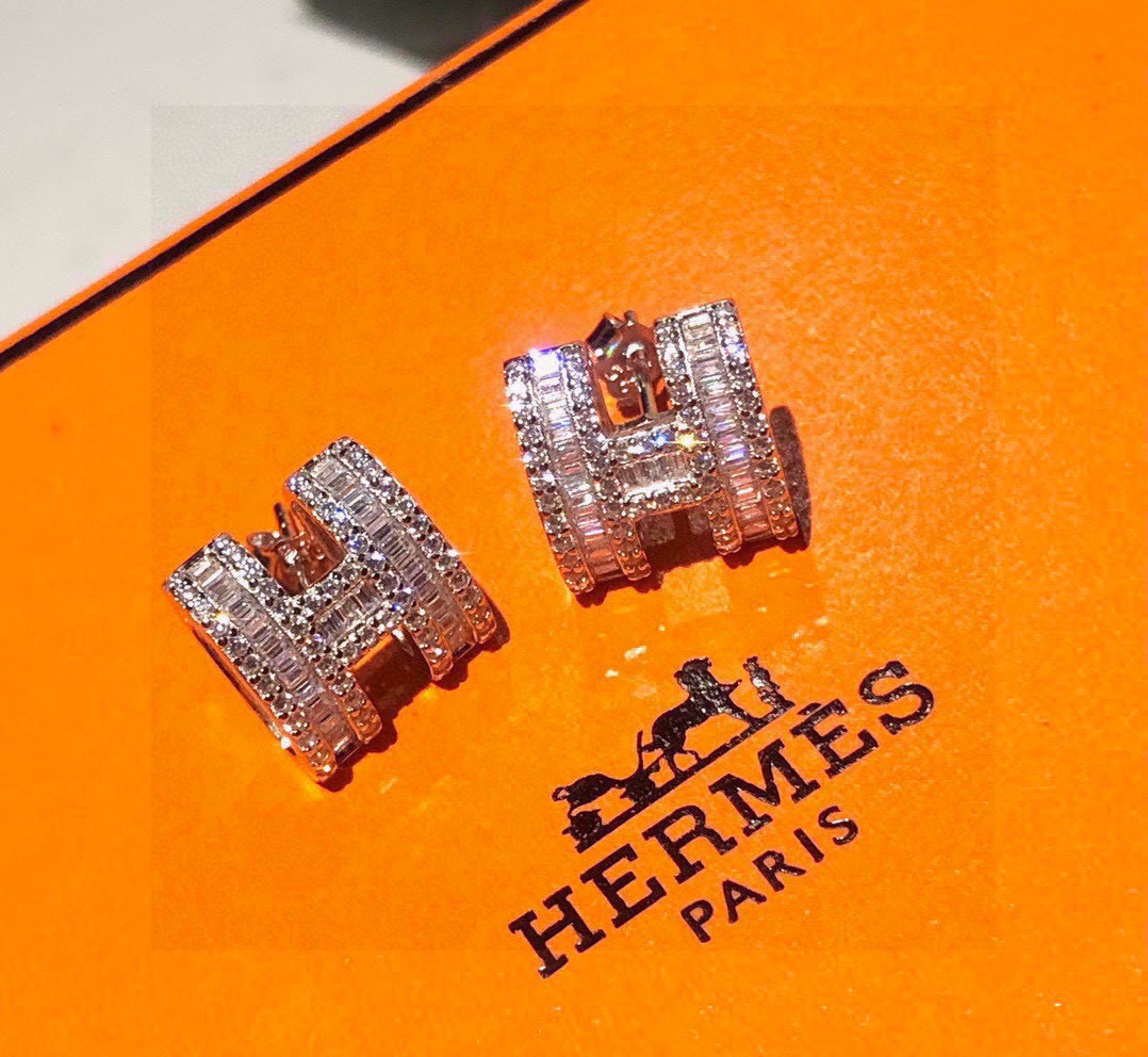 NO:864949,High-end Seiko version [color] [color] Many Internet celebrities have the same style. Hermès full diamond h earrings. High-carbon diamonds. It is a test of the master's skills. Make sure that every diamond is inlaid well [color] [color] High-end customization. Goddess Love 1:1. Super fine and praise all goddesses and stars. Same style. High-end gold plating, k gold texture, fine workmanship inlaid with high carbon diamonds. The upper body is really amazing, exquisite jewelry, hermes, gold plating19860909高级精工版[色][色]众多网红同款 爱马仕 满钻h耳钉 高碳钻 太考验师傅的手艺了 要确保每颗钻都镶嵌好[色][色] 高端定制 女神 都爱爱1:1 超精赞各路女神 明星 同款 高端镀金,k金质感,精工镶嵌高碳钻. 上身真的赞爆,饰品精品,hermes,gold plating,Jewelry