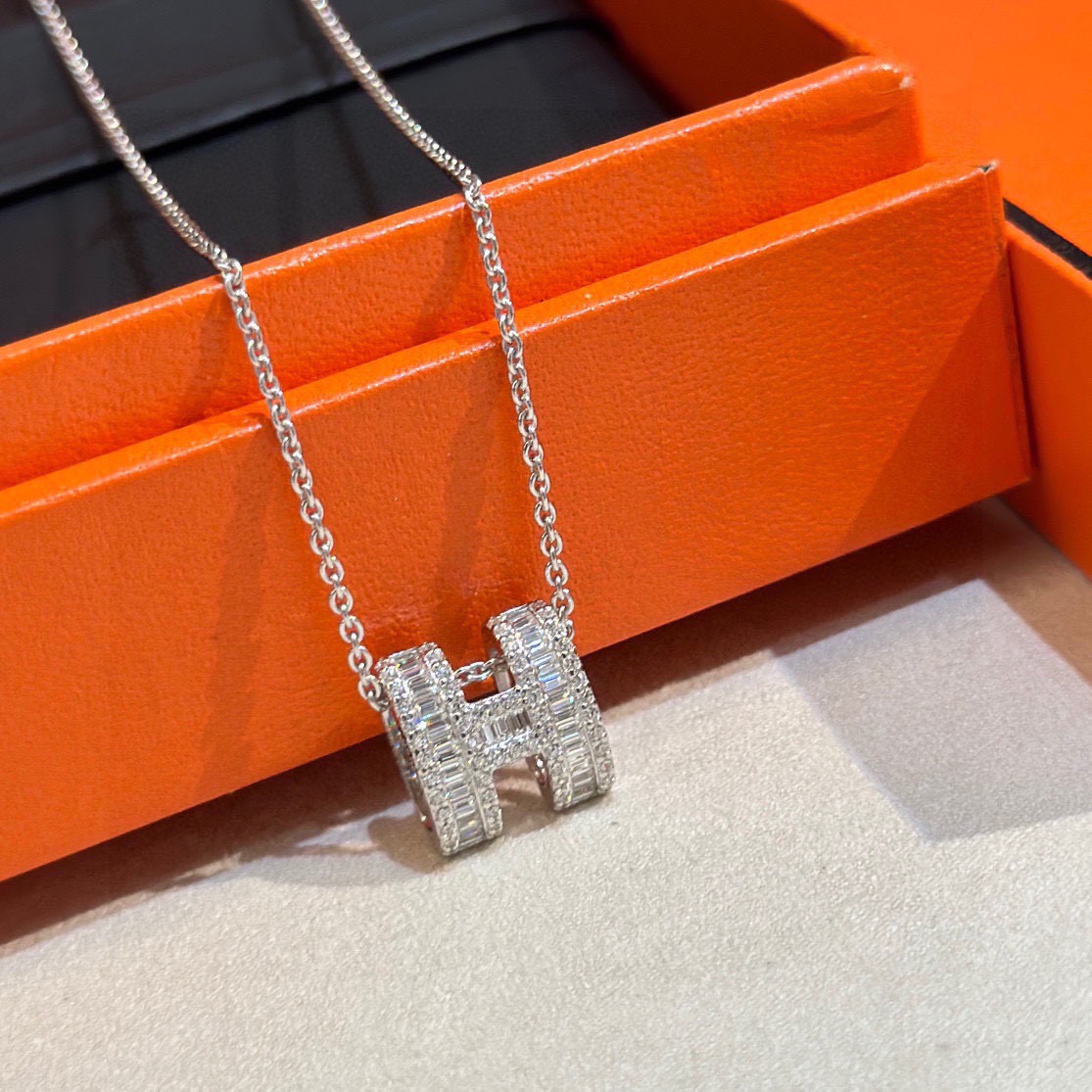 NO:864960,Hermes Hermes step diamond full diamond h letter necklace!  The perfect details of the Zp original CNC craftsmanship and finely inlaid counter lettering are like a cup of hot drink in the cold air. It warms the heart and lungs. It can be said to be a woman's dream. No matter how you wear it, it is eye-catching no matter how you wear it.19860909Hermes 爱马仕梯钻 满钻h 字母 项链！Zp原版CNC工艺精工镶嵌专柜字印完美细节 就像冷空气里的一杯热饮 暖心暖肺 可以说是女人们的梦幻 无论微镶水钻的正面还是简约干练的反面 怎么戴都吸睛出众 上身瞬间让整身look有了重点 梯方钻升级为5A 项链,饰品精品,hermes,hermes,necklace,Jewelry