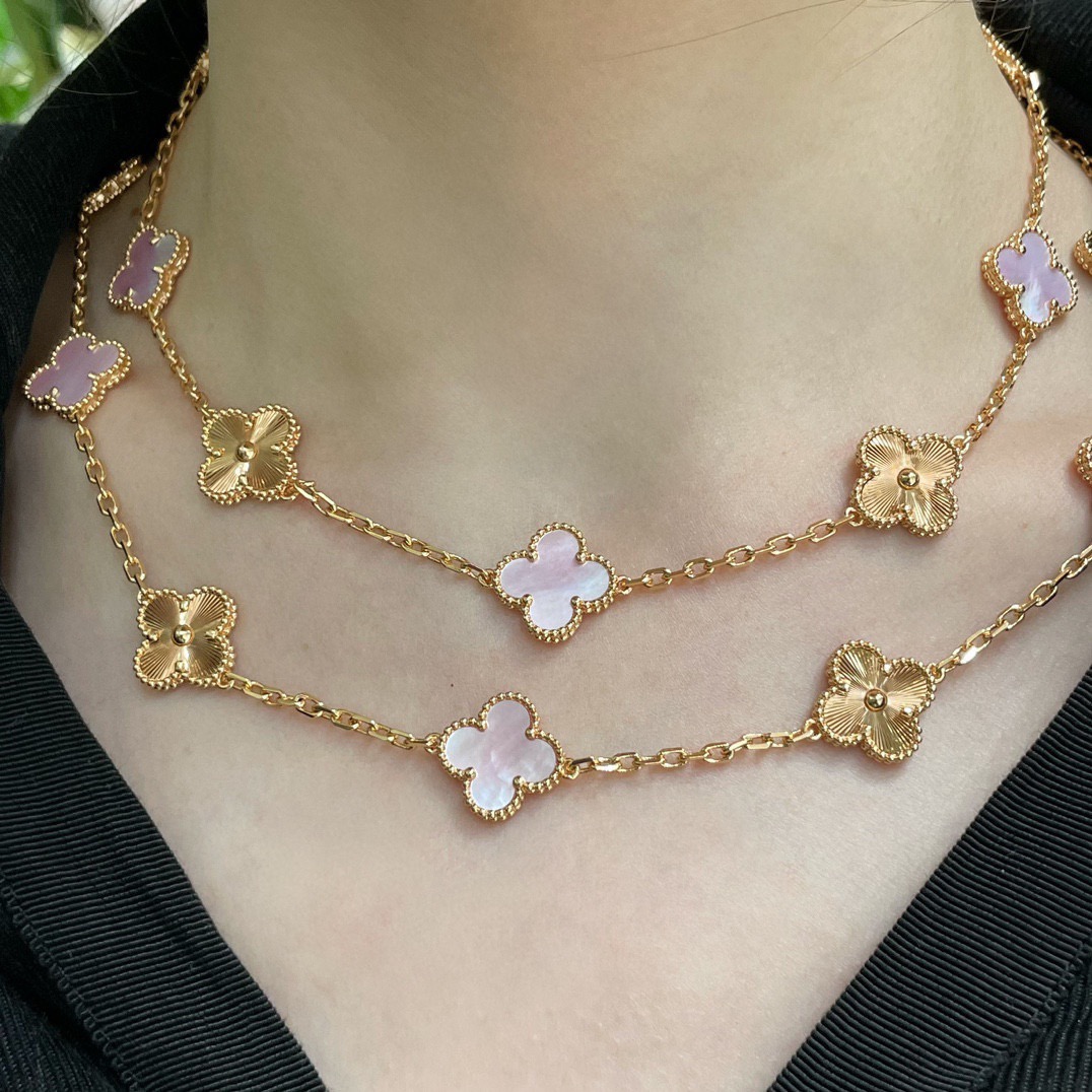 NO:880362,VCA natural pink shell flower 20-flower four-leaf clover necklace. Cleef&Arpels four-leaf clover This series has a smart design, smooth lines, and is easy to wear. It shows unlimited matching possibilities and brings rich and diverse styles to every woman's life., jewelry boutique, necklace19860909VCA天然粉贝车花 20花四叶草项链.Cleef&Arpels 四叶草 此系列设计灵动,线条流畅,易于佩戴.展现无限搭配的可能,为每一位女性的生活带来丰富多样的风姿.,饰品精品,necklace,Jewelry