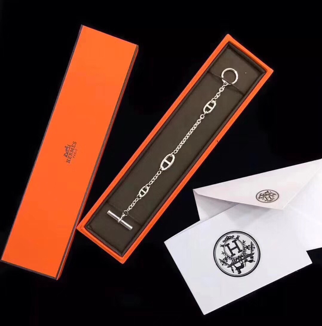 NO:880377,Many Internet celebrities have the same style. H family pig nose bracelet. High carbon diamonds. It is a test of the master's skills. Make sure that every diamond is inlaid with [color] [color]. High-end customization. Goddess all love Hermes. Hot bracelet. 1:1 super fine. Celebrities from all walks of life. Same style. 18K gold plated, k gold texture, finely inlaid with high carbon diamonds. The white gold upper body is really amazing, fine jewelry, hermes, bracelet, bracelet, gold.  plating19860909众多网红同款 H 家 猪鼻子手链 高碳钻 太考验师傅的手艺了 要确保每颗钻都镶嵌好[色][色] 高端定制 女神 都爱爱马仕火爆 手镯 1:1超精赞各路女神 明星 同款 18K镀金,k金质感,精工镶嵌高碳钻. 白金 上身真的赞爆,饰品精品,hermes,bracelet,bracelet,gold plating,Jewelry