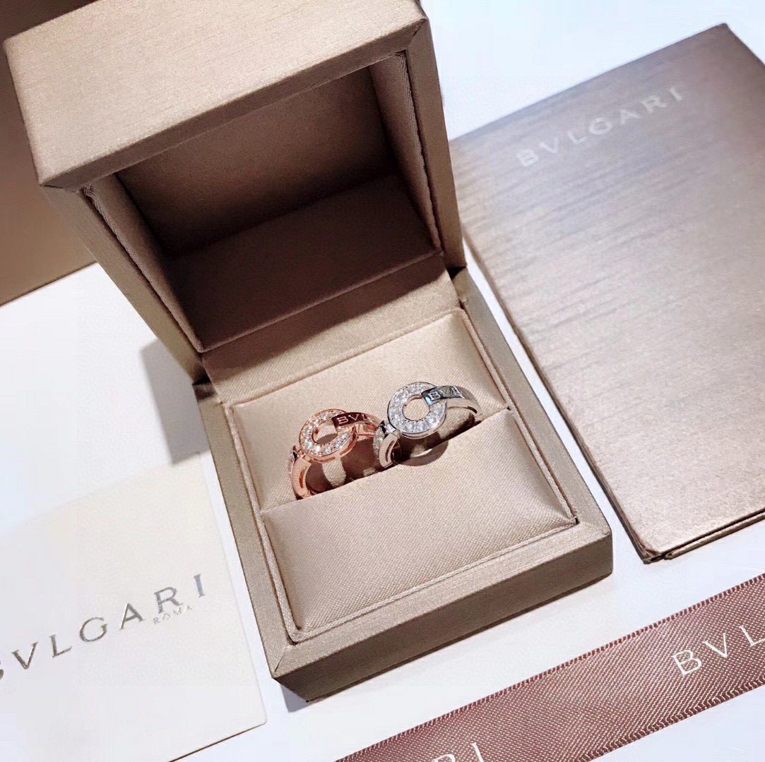 NO:880381,Bvlgari Classic Disc Ring Exclusively upgraded to the CNC purchasing version. Durable. Look at the workmanship, the details and the engraving. It is consistent and authentic. Selected imported materials give you the most perfect experience. Rose gold. Super cost-effective. 678 sizes in total. Fine jewelry. Bottega Veneta, bvlgari, bvlgari, ring.19860909Bvlgari 宝格丽 经典款圆盘戒指 独家升级为cnc代购版本 经久不衰 看做工看细节看刻字,一致正品精选进口材质 给你最完美的体验 玫瑰金 性价比超高 678码数齐,饰品精品,bottega veneta,bvlgari,bvlgari,ring,Jewelry