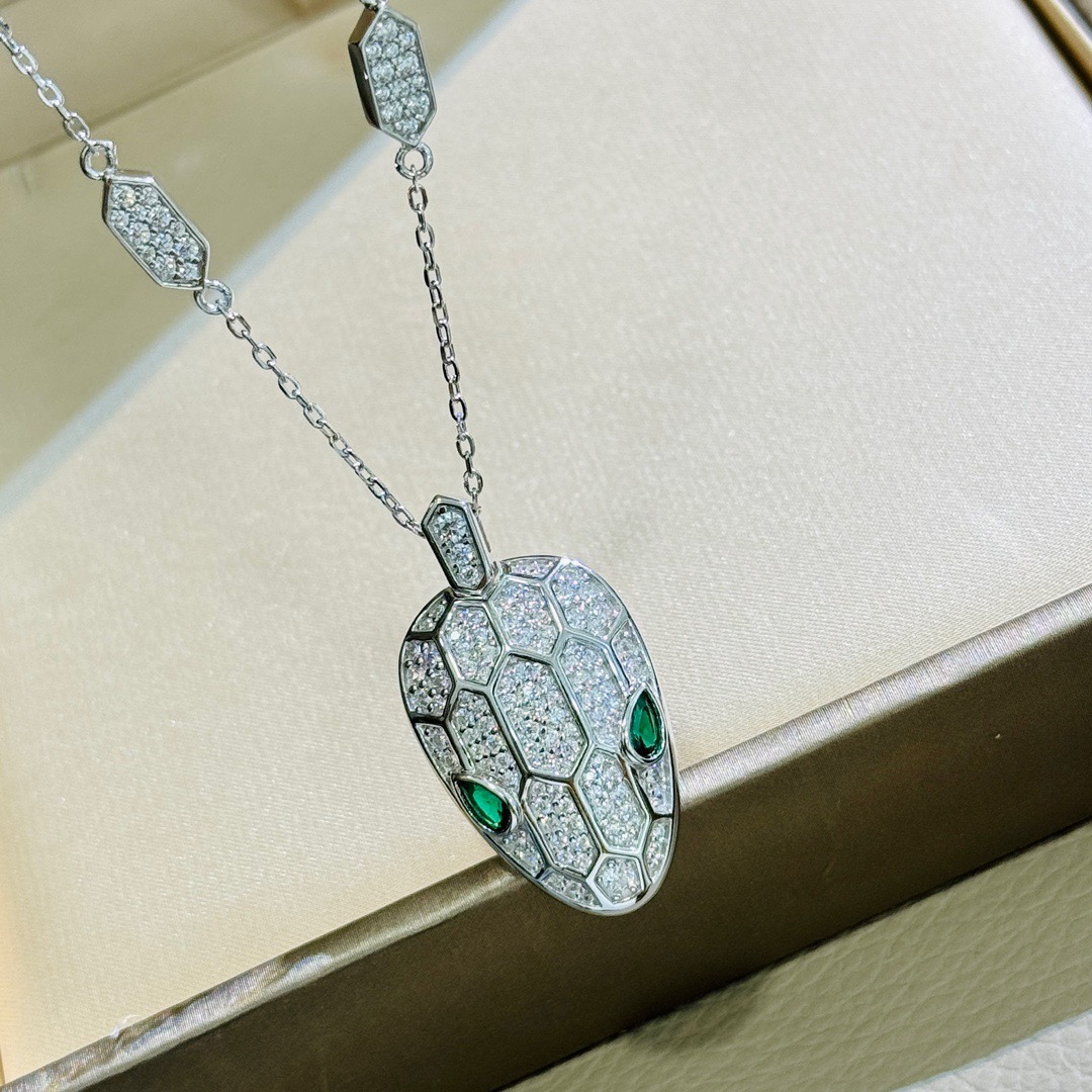 NO:880390,High-end jewelry, luxury, stunning hits, the latest snake emerald necklace, high-end, micro-paved inlay, delicate and enchanting line design, decorated with bright diamonds, making domineering and feminine, high-end customization, complex craftsmanship, one-to-one original order, sought after by many stars, electroplated thick gold emerald necklace, fine jewelry, necklace19860909高级珠宝 奢侈 惊艳爆款 最新 灵蛇 祖母绿 项链 高端 微镶工艺镶嵌 细腻妖娆的线条设计 饰以明亮钻石 让霸气也可以有女人味 高端定制 工艺复杂 一比一原单众多明星追捧  电镀厚金 祖母绿 项链,饰品精品,necklace,Jewelry