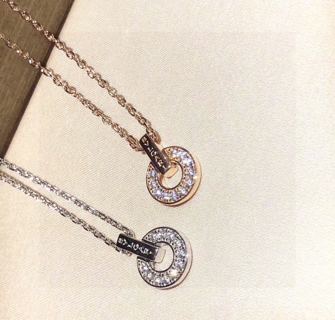 NO:923787,Top version of Bvlgari Roman series classic disc diamond letter necklace exclusive first release ZP version!  CNC technology!  Purely hand-made inlaid, with counter prints on every detail. The Roman series has never lost its popularity from its launch to the present. The compass ring, often regarded as the 'king of broken goods', finally has a matching necklace. Rose gold and white gold, fine jewelry, bvlgari, necklace, ring19860909顶级版宝格丽 罗马系列 经典圆盘 钻石 字母项链 独家首发 ZP起版！CNC工艺！纯工手镶嵌,专柜字印完细美节 罗马系列从发至行今 火热程从度来没有减过 罗盘戒指习以常为的“断之货王”终于有项链 配套啦 玫瑰金白金,饰品精品,bvlgari,necklace,ring,Jewelry