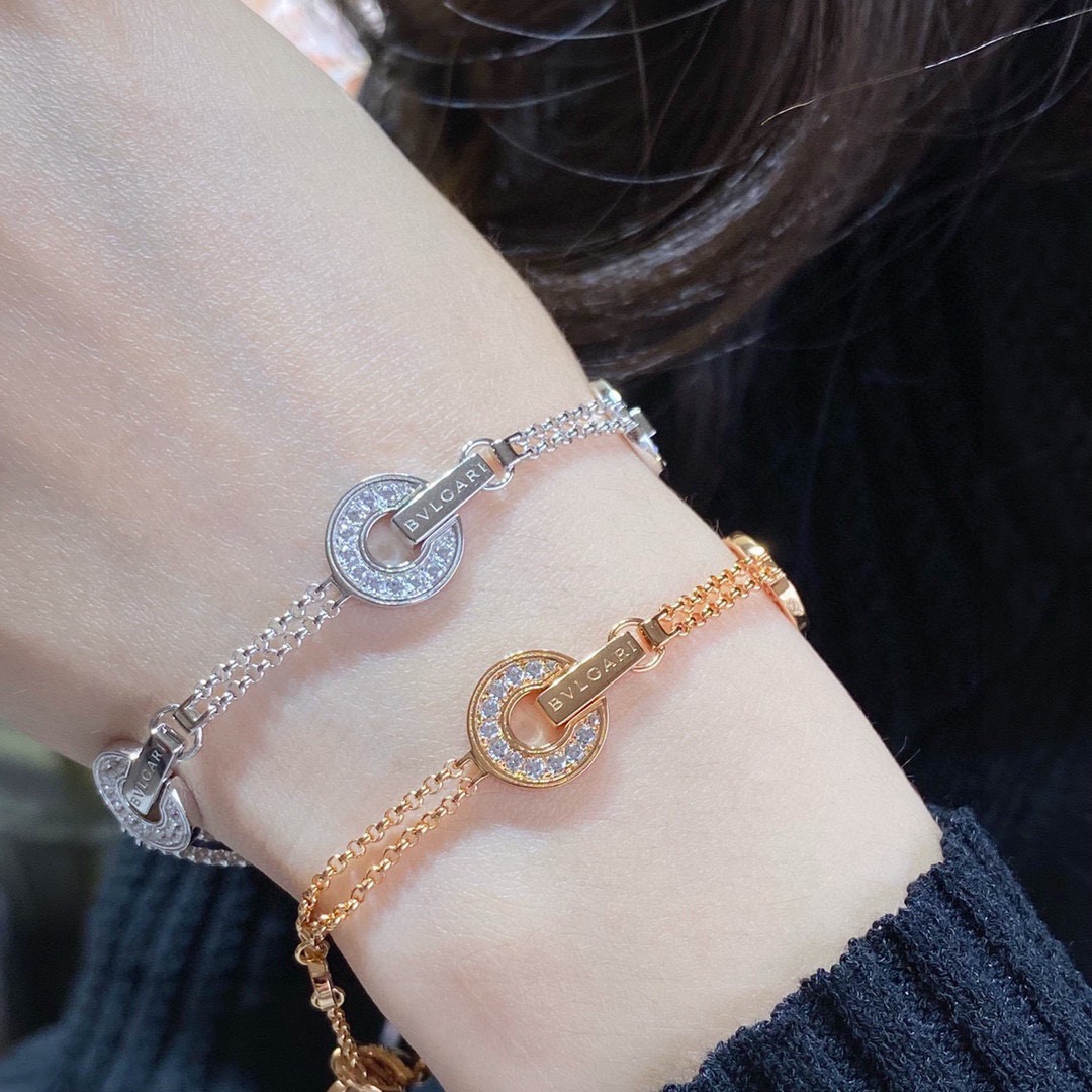 NO:923794,Bvlgari's copper coin bracelet with diamonds has a very good meaning, there is gold and diamonds (you will make money if you make money). If you look at the CNC finely carved version and see the high-definition print, you will immediately feel its exquisite workmanship. Ready-made, popular, fine jewelry, bvlgari, bracelet19860909宝格丽满钻铜钱手链此款寓意非常的好,有金有钻(有进有赚） CNC 精雕版看高清字印立马感知他的细腻做工现货,火爆,饰品精品,bvlgari,bracelet,Jewelry