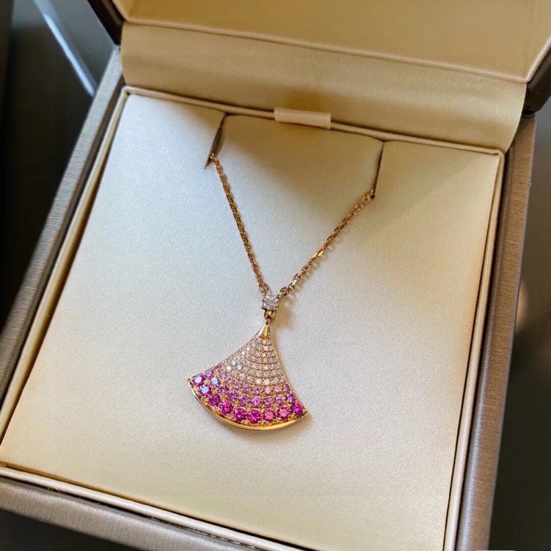NO:923818,Exclusive spot Chinese Valentine's Day skirt necklace Z5, purchasing agent level sterling silver precision version [Bvlgari Chinese Valentine's Day limited edition necklace DIVAS' DREAM series necklace embodies Italian elegance and charm, releasing female power with a mysterious and unforgettable temperament. The charming and exquisite pendant is decorated with a fan-shaped pattern, from the Caracalla Baths in Rome (Caracalla)  Baths) draws inspiration from the colorful mosaic decoration, highlighting the historical relationship between BVLGARI and the 'Eternal City' Rome. This series of iconic patterns are reinterpreted with pink and sapphires that sparkle delicately, showing romantic tenderness, especially recommended for Chinese Valentine's Day. Rose gold necklace 70, jewelry boutique, bottega veneta, bvlgari, bvlgari, skirts, necklace, pure silver19860909独家现货 七夕小裙子项链 Z5,代购级别 纯银精工版【宝格丽七夕限量版项链 DIVAS‘ DREAM系列项链体现意式优雅魅力,以神秘且令人难以忘怀的气质,释放女性力量.魅力四射的精致吊坠饰以扇形图案,从罗马卡拉卡拉大浴场(Caracalla Baths)的彩色马赛克装饰中汲取灵感,彰显BVLGARI宝格丽同“永恒之城“罗马之间的历史渊源.这一系列的标志性图案,以闪烁精致光芒的粉色.蓝宝石重新演绎,展现浪漫柔情,为七夕情人节特别推荐.玫瑰金 项链 70,饰品精品,bottega veneta,bvlgari,bvlgari,skirts,necklace,pure silver,Jewelry