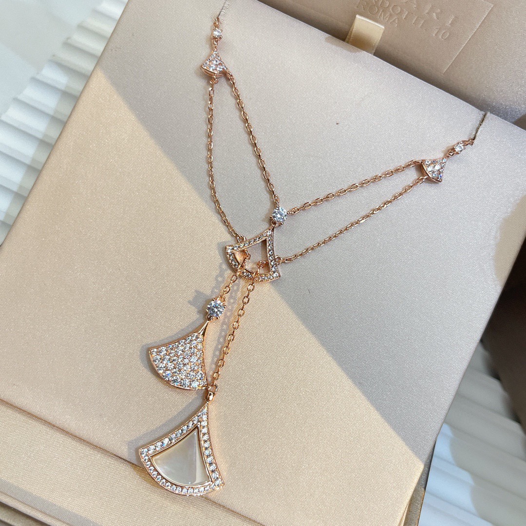 NO:923760,Bvlgari Bulgari's new diva series five skirts and necklaces are made of Baojia's classic fan-shaped skirts. Exclusively produced. V gold material electroplated 18k gold, platinum and rose gold. Necklaces, jewelry boutiques, bottega veneta, bvlgari, bvlgari, skirts, necklace19860909Bvlgari 宝格丽 新款 diva系列 五裙子 项链 采用宝家各款经典扇形裙子搭配而成 独家出品 才有 V金材质电镀18k金 铂金 玫瑰金两色 项链,饰品精品,bottega veneta,bvlgari,bvlgari,skirts,necklace,Jewelry