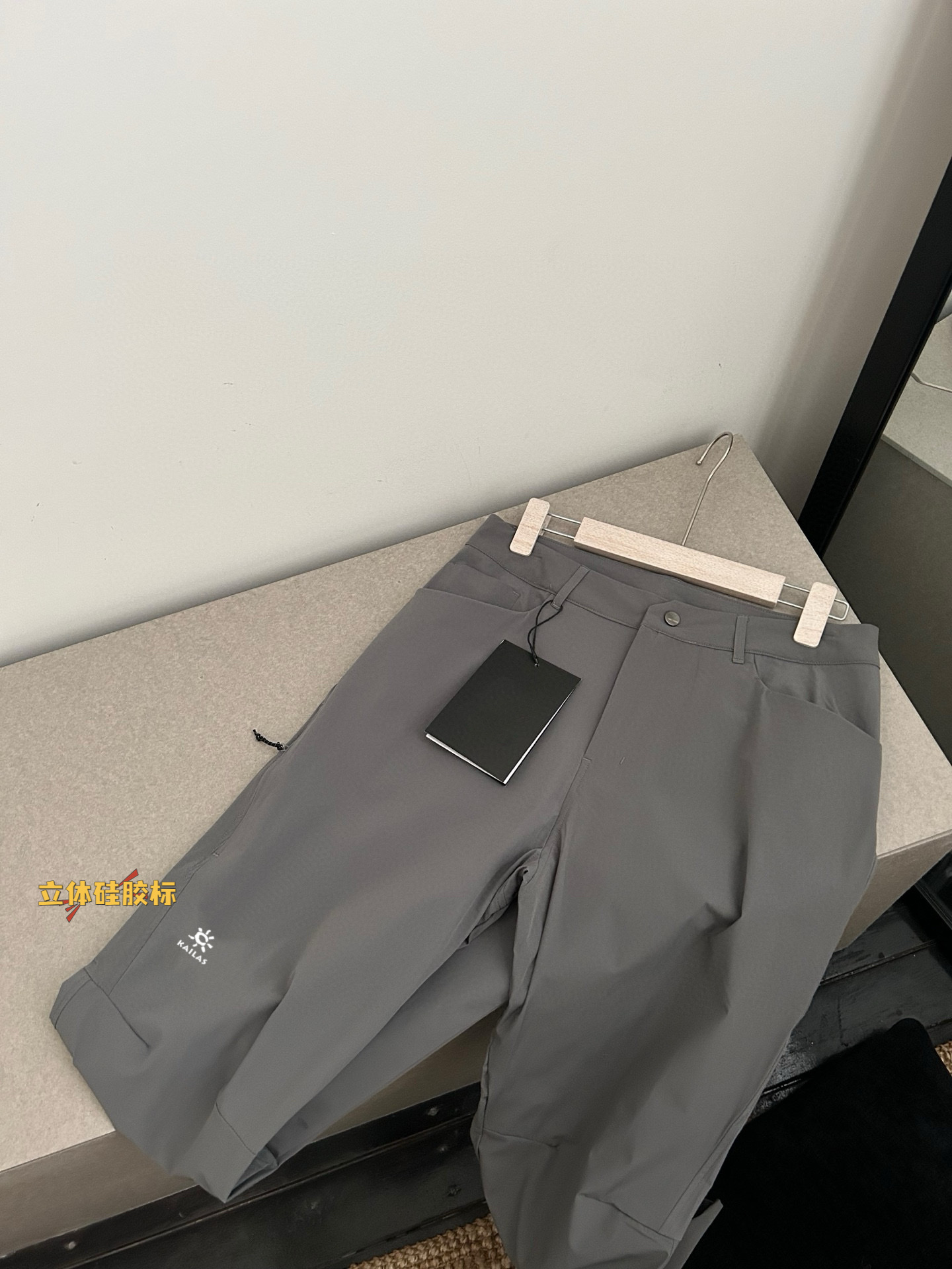 💰150
KAILAS/凯乐石硅胶立体春季新款长裤 
软壳户外功能科技面料，功能就不用说了，你想要的它都有。面料具有出色的防水防风性能！三合一防风防水效果，蕞主要的是柔软，透气，防风，防水，弹力舒适，户外级材质耐穿耐操不易变形，不起球。经典直筒裤型，同时还非常百搭，这样的裤子，简直太爱了！