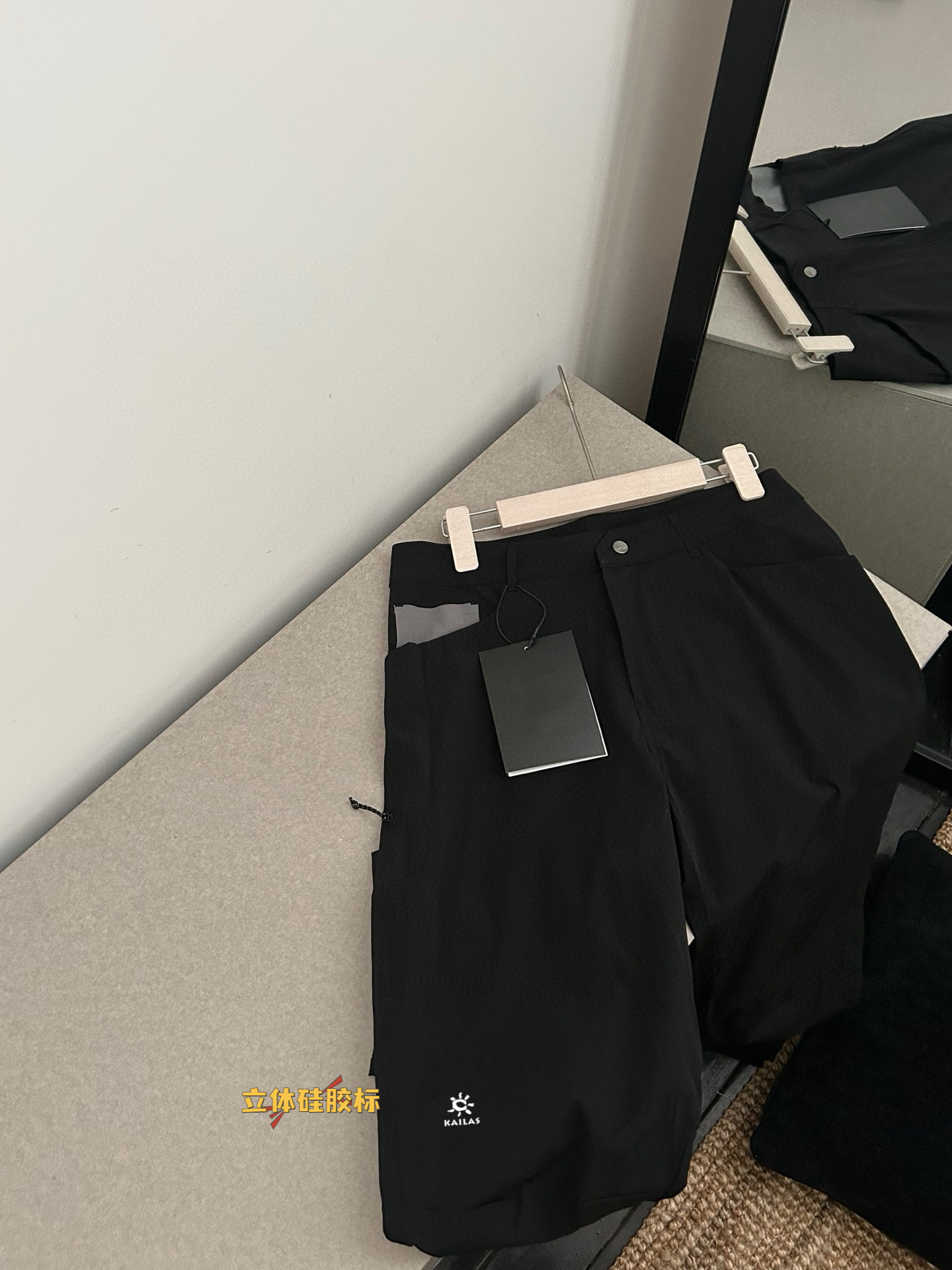 💰150
KAILAS/凯乐石硅胶立体春季新款长裤 
软壳户外功能科技面料，功能就不用说了，你想要的它都有。面料具有出色的防水防风性能！三合一防风防水效果，蕞主要的是柔软，透气，防风，防水，弹力舒适，户外级材质耐穿耐操不易变形，不起球。经典直筒裤型，同时还非常百搭，这样的裤子，简直太爱了！