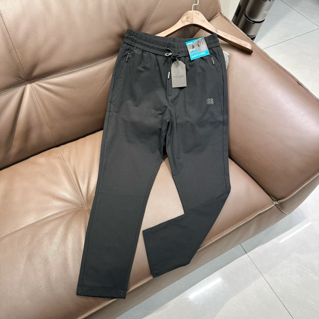 💰125
KOLON SPORT/科隆定制立体小标剪裁休闲长裤
黑色 藏青 中灰
尺码m到5x
百搭长裤上新 秋冬款 威而胜棉 标准版型 面料偏软微弹力 ,吸湿透气,柔软舒适 自然保型
松紧腰围 宽松舒适度自行调节 ,适合日常运动 ,裤子侧缝立体剪裁,屁股弧线条剪裁 简约有型
口袋两侧隐形拉链 不影响美观的同时又保证手机安全 ,细节都是实拍 品质无敌 ,关键上身效果很好 ,显高 百搭 不挑身材 最大可穿200斤
日常休闲穿着 ,户外运动爬山 舒适度透气性非常
M裤长96腰围36松紧拉长74腿围49建议体重115斤左右
L裤长98腰围38松紧拉长78腿围51建议体重135斤左右
Xl裤长100腰围40松紧拉长82腿围53建议体重150斤左右
2xl裤长102腰围42松紧拉长86腿围55建议体重160斤左右
3xl 裤长104腰围44松紧拉长90腿围57建议体重175斤左右
4xl裤长105腰围46松紧拉长94腿围59建议体重185斤左右
5xl裤长106腰围48松紧拉长98腿围61建议体重195斤左右
