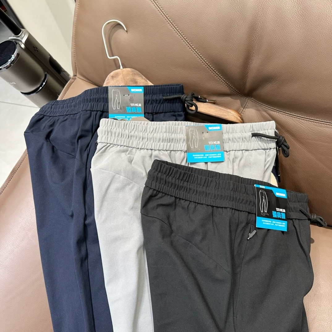 💰125
KOLON SPORT/科隆定制立体小标剪裁休闲长裤
黑色 藏青 中灰
尺码m到5x
百搭长裤上新 秋冬款 威而胜棉 标准版型 面料偏软微弹力 ,吸湿透气,柔软舒适 自然保型
松紧腰围 宽松舒适度自行调节 ,适合日常运动 ,裤子侧缝立体剪裁,屁股弧线条剪裁 简约有型
口袋两侧隐形拉链 不影响美观的同时又保证手机安全 ,细节都是实拍 品质无敌 ,关键上身效果很好 ,显高 百搭 不挑身材 最大可穿200斤
日常休闲穿着 ,户外运动爬山 舒适度透气性非常
M裤长96腰围36松紧拉长74腿围49建议体重115斤左右
L裤长98腰围38松紧拉长78腿围51建议体重135斤左右
Xl裤长100腰围40松紧拉长82腿围53建议体重150斤左右
2xl裤长102腰围42松紧拉长86腿围55建议体重160斤左右
3xl 裤长104腰围44松紧拉长90腿围57建议体重175斤左右
4xl裤长105腰围46松紧拉长94腿围59建议体重185斤左右
5xl裤长106腰围48松紧拉长98腿围61建议体重195斤左右
