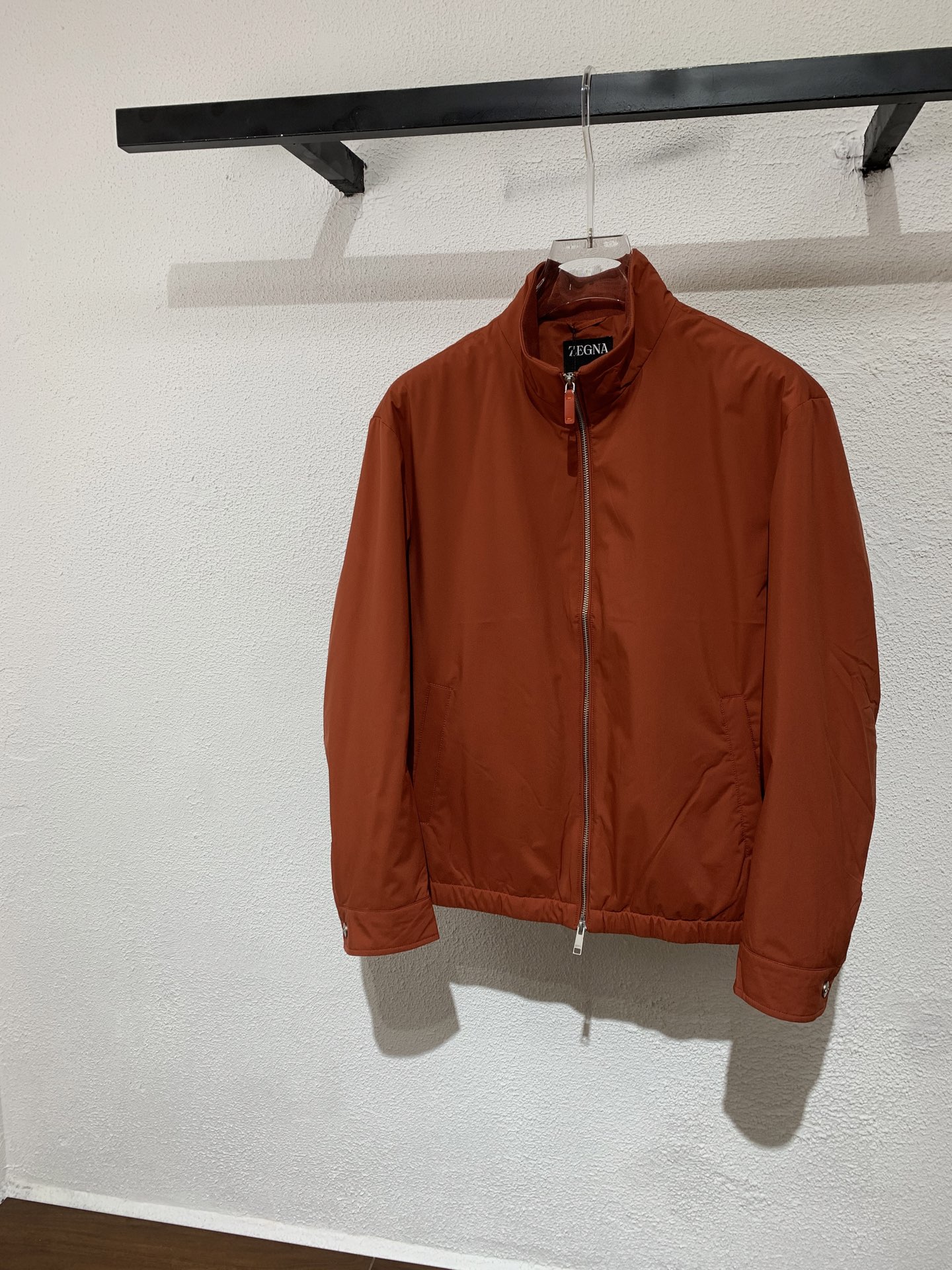 NO:501635,The new ZG JINIA classic stand-up collar light and thin cotton jacket, with open mold custom hardware and accessories, three-standards, the whole is simple and elegant, and polyester fiber. This fabric has the characteristics of wear resistance and easy to care. The hem has elastic edge-closing design, which can better fit the body and keep warm. The brand logo strip decoration on the back adds a hint of highlights and uniqueness to the whole, and the upper body is crisp and stylish!  Color black orange red white. Number 48-56., zegna, jackets & coats, alexander wang19860909上新ZG杰尼*亚 经典立领轻薄款棉服外套,开模定制五金辅料、三标齐,整体简单大方、采用聚酯纤维 这种面料具有耐磨 易打理等特点,下摆处带有弹性收边设计,能够更好地贴合身体、保持温暖,背部领口位置品牌标志条形装饰为整体添加一丝亮点和独特性,上身挺括有型！颜色黑色 橘红色 白色.码数48—56.,,zegna,jackets & coats,alexander wang,Men's clothing