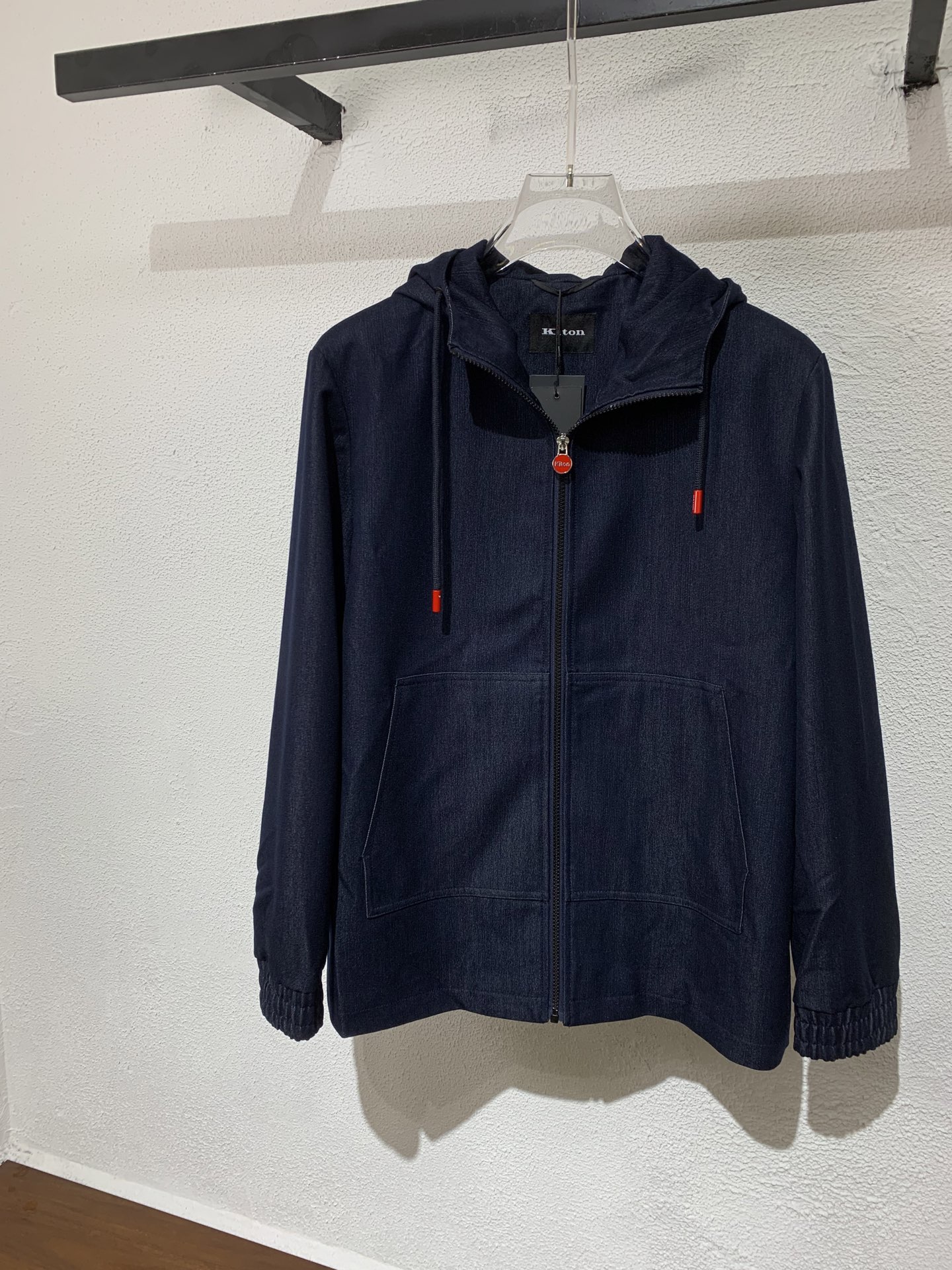 NO:518773,The new Ki ton uses Japanese Kurabo denim, a casual hooded denim jacket, a custom hardware and accessories with open molds, three-standard, and two-side pocket design. The cotton fabric and the unique texture and texture of the fabric are given natural pure denim color and unique texture through special washing technology. It is simple and generous, with a crisp and stylish upper body, and can be used in many occasions!  Color navy. Number of codes 48-56. On sale in stock.,,jackets & coats,hats,alexander wang19860909上新Ki ton 此款采用甄选日本Kurabo丹宁布,休闲连帽款牛仔外套、开模定制五金辅料、三标齐、两侧插兜设计,棉质面料、面料独特的纹理和质感,通过特殊的水洗工艺,赋予自然纯粹的牛仔色泽和独特的质感,简洁大方款,上身挺括有型,亲肤透气性好多种场合都可驾驭！颜色藏青色.码数48-56.现货发售.,,jackets & coats,hats,alexander wang,Men's clothing