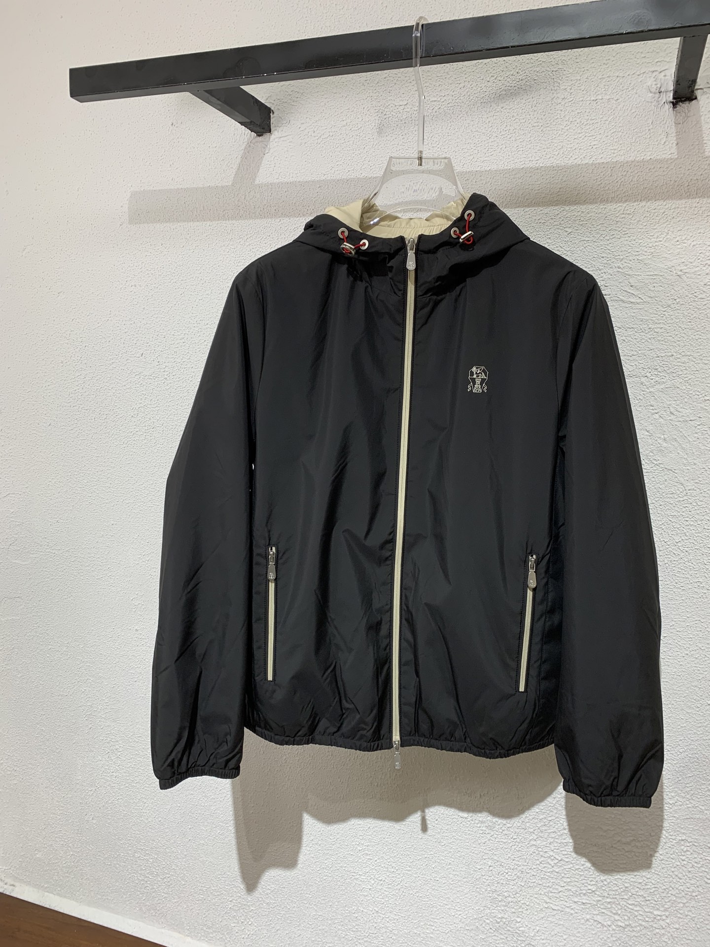 NO:501679,The new BC classic hooded thin cotton jacket, with customized hardware and accessories, three-standard combinations, simple and generous overall, with a chest embroidered logo, nylon + cotton-ammonium blended fabric, elastic edge-closed design at the cuffs and hem, which can better fit the body and keep warm, and the upper body is crisp and stylish!  Color black white. Number 48-56, on sale in stock, Jackets & coats, Hats, Alexander wang19860909上新BC 经典连帽轻薄款棉服外套,开模定制五金辅料、三标齐,整体简单大方、胸前刺绣logo,采用尼龙+棉纶混纺面料,袖口与下摆处带有弹性收边设计,能够更好地贴合身体、保持温暖,上身挺括有型！颜色黑色 白色.码数48—56,现货发售,,jackets & coats,hats,alexander wang,Men's clothing