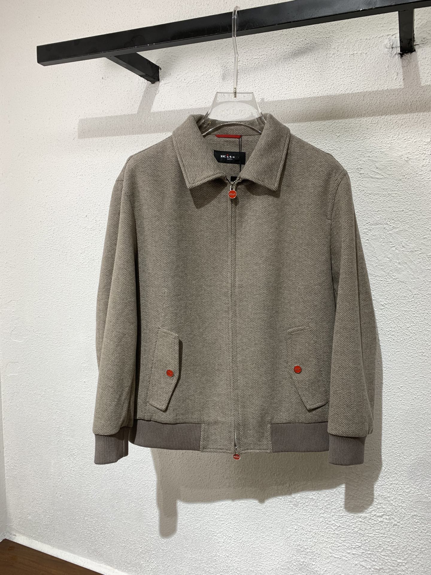 NO:501668,Kiton qi Dun launched new men's business casual jacket, classic lapel style, imported fabrics, custom hardware for mold opening, three-standard, fixed weaving and dyeing technology, and placket zipper shape are also classic heritage, flip pocket design, extremely soft and delicate touch, fine workmanship, neat and perfect edge and threading, showing craftsmanship everywhere!  It is extremely practical and has the first choice for urban elite men. It can be perfectly controlled on occasions such as business commuting, street leisure and trendy outings, and it has both elegance and demeanor!  Color gray Apricot color, size M-3XL. On sale in stock.,,jackets & coats,alexander wang19860909Kiton齐*敦上新 男士商务休闲外套,经典翻领款,客供进口面料、开模定制五金、三标齐,定织定染工艺、门襟拉链造型亦属于经典传承,翻盖口袋设计,触感极为柔软细腻,做工精细、包边及走线工整完美,处处皆彰显出匠心之作！实穿性极强,都市精英男士首选,商务通勤、出街休闲潮搭等场合皆可完美驾驭,优雅与风度兼备！颜色灰色 杏色,尺码 M-3XL.现货发售.,,jackets & coats,alexander wang,Men's clothing