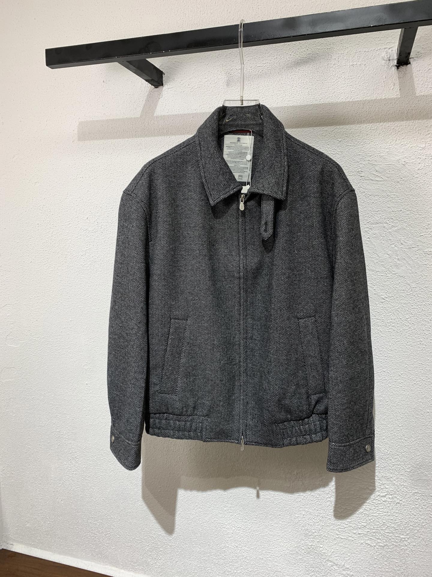 NO:501673,BC new men's new stand-up collar business casual jacket, top luxury Italian imported wool blended herringbone texture fabric, double-head zippered placket, three-standard and high-end blended ingredients, bright color, skin-friendly and not tugged, fluffy and plump feel is really comfortable, it is not easy to deform when worn for a long time, and it has soft and wrinkle resistance, not easy to pill, good wind-proof and warmth, neat car line, crisp and stylish upper body, and can be used in various occasions!  Dark gray, oat color. Code M-3XL, on sale in stock.,,jackets & coats,jackets & coats,alexander wang19860909BC上新男士新款立领商务休闲夹克外套,顶奢意大利进口羊毛混纺人字纹肌理面料,双头拉链门襟、三标齐、高端混纺成分打造而成的精品,色泽鲜亮、亲肤不扎身,蓬松丰盈的手感真的很舒适,长久穿着不易变形拥有柔软抗皱、不易起球、抗风保暖性很好、车线工整,上身挺括有型,多种场合都可驾驭！颜色深灰色,燕麦色.码数M—3XL,现货发售.,,jackets & coats,jackets & coats,alexander wang,Men's clothing