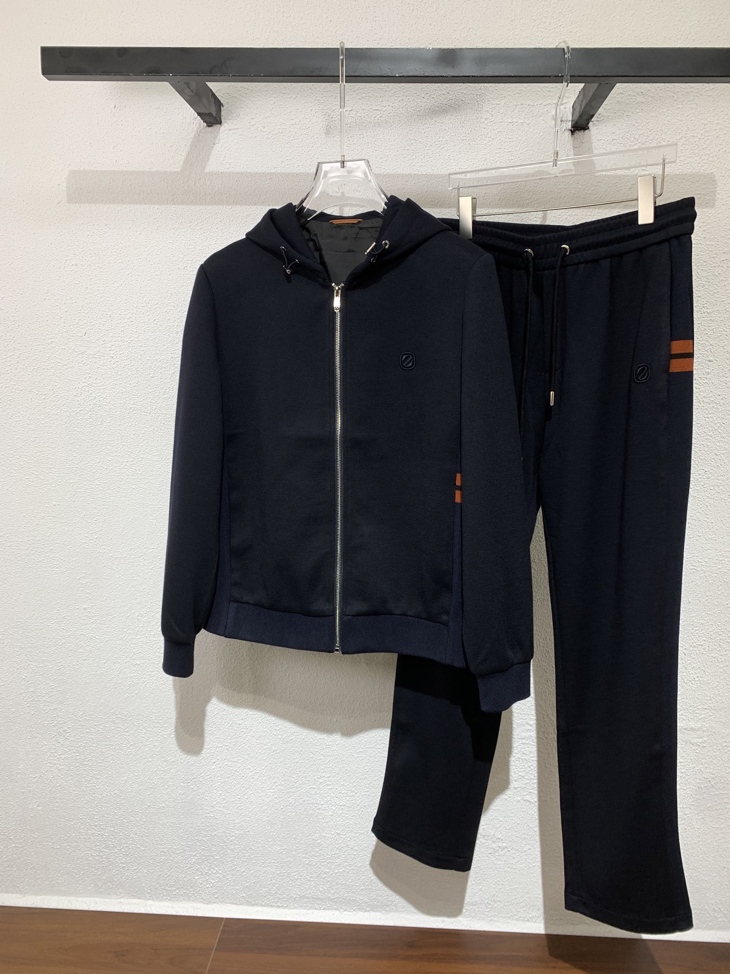 NO:511171,/Set Not to be sold Zz Jerniah's new autumn and winter hooded set, heavy recommendation!  Original custom fabric, chest embroidery logo, two-side pocket design, matching webbing embellishment (wool, viscose, acrylic, polyester blend fabric) soft and delicate feel, the fabric is not easy to deform, does not pill, has excellent skin-friendliness and breathability, the upper body is crisp and stylish, and it shows more fashionable and energetic. The color is navy blue and gray. The number of codes is 48~58 (M~4XL) is on sale in stock...,zegna,hats,alexander wang19860909/套 不拆卖 Zz杰尼*亚秋冬新款连帽套装,重磅推荐！原版定制面料、胸前刺绣logo、两侧插兜设计、配搭织带点缀（羊毛 黏胶 腈纶 涤纶混纺面料）手感柔软细腻、面料不易变形 不起球,亲肤性与透气性绝佳,上身挺括有型、更显时尚活力.颜色藏青色、灰色.码数48～58（M～4XL）现货发售..,,zegna,hats,alexander wang,Men's clothing