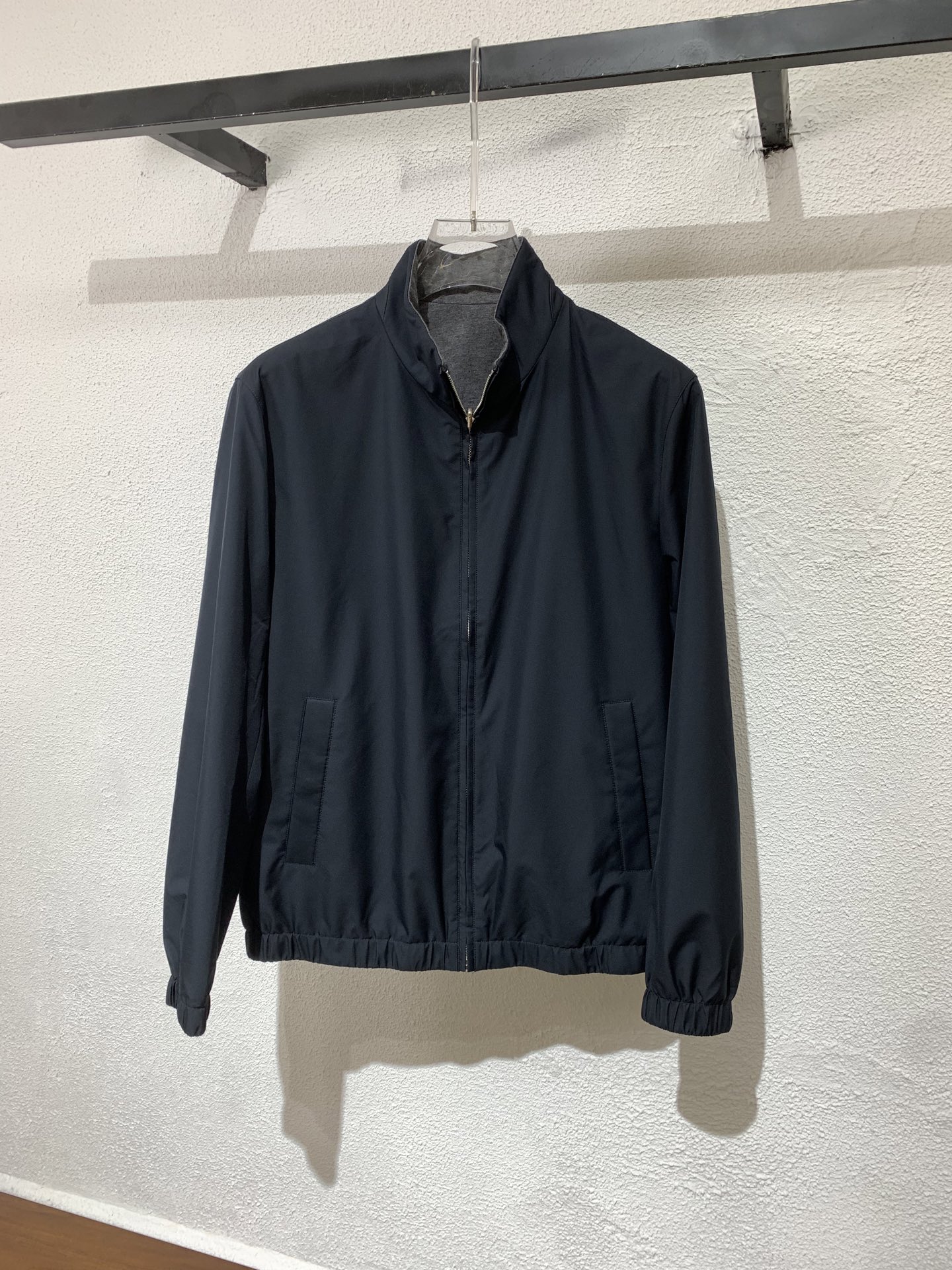 NO:514913,Kiton double-sided stand-up collar jacket, polyester fiber fabric, 67 polyester fiber 6 cashmere 27 viscose blended fabric, the hem adopts elastic design concept, extremely high grade, very delicate texture, fine workmanship. Colors black, burgundy, navy blue, codes 48~56 (M-3XL),, jackets & coats, jackets & coats, alexander wang19860909Kiton齐敦双面穿立领夹克外套,聚酯纤维面料,67聚酯纤维 6羊绒 27粘胶纤维 混纺面料,下摆采用松紧口设计理念 档次极高,手感非常细腻有质感,做工精细.颜色黑色、酒红色、藏青色,码数48～56（M—3XL）,,jackets & coats,jackets & coats,alexander wang,Men's clothing