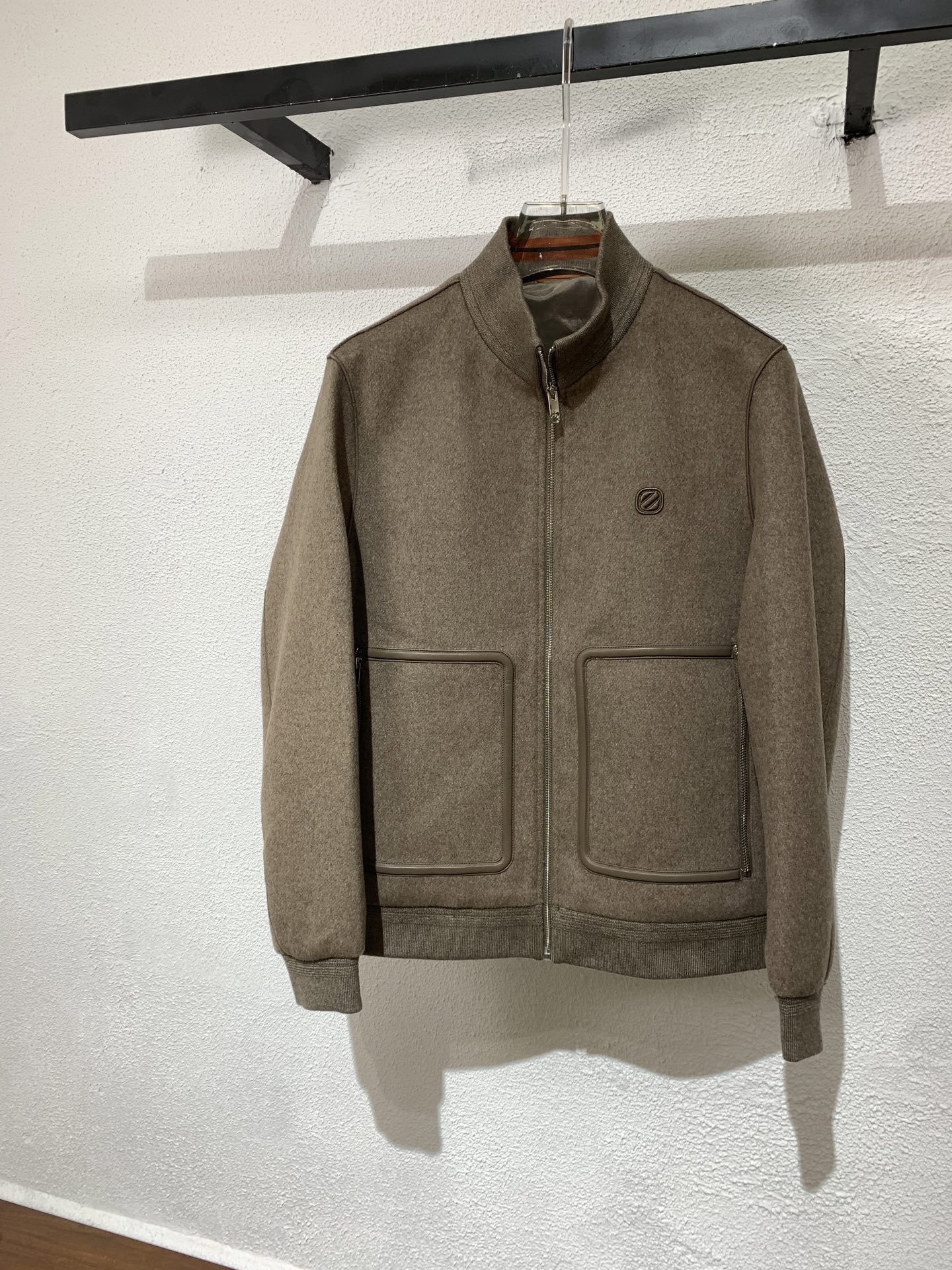 上新🔥Zz杰尼*亚 秋冬新款立领外套，客供进口面料、开模定制五金辅料、三标齐，胸前刺绣logo点缀，采用