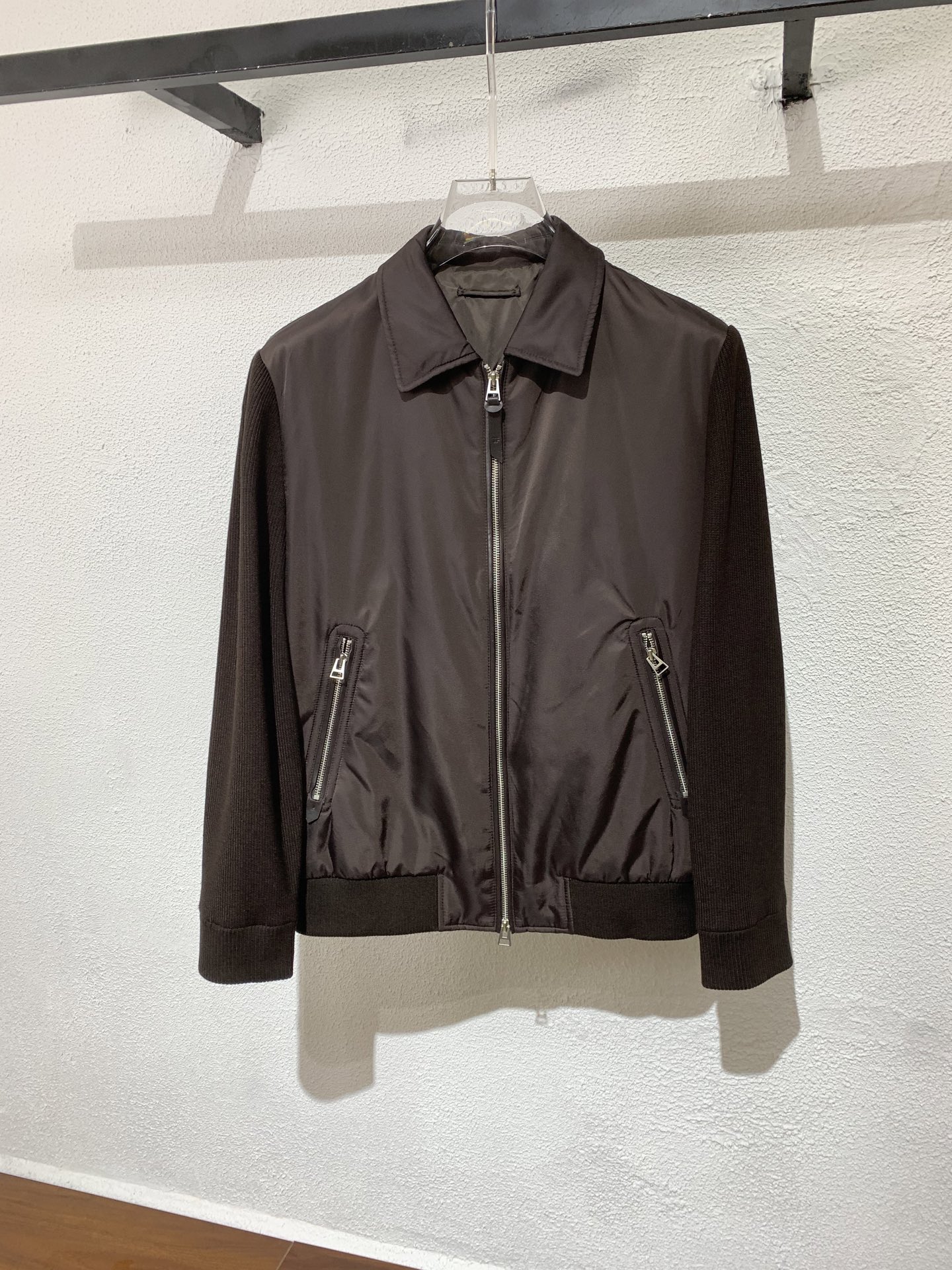 NO:518404,New autumn and winter TF Tom Ford Men's Lapel Pinch Thin Cotton Jacket, Customer-supplied imported fabric, custom hardware and auxiliary materials for mold opening, three-standard, nylon spliced ​​knitted sleeve design, inner lining polyester fiber fabric, skin-friendly, comfortable and breathable, neat car line and impeccable details!  Color black, brown. Number 48-56 (M-3XL) is available in stock,,tom ford, jackets & coats,alexander wang19860909上新秋冬新款TF汤姆*福特 男士翻领夹薄棉外套,客供进口面料 开模定制五金辅料 三标齐,尼龙拼接针织袖设计、里衬聚酯纤维面料,亲肤舒适透气性好,车线工整、细节无可挑剔！颜色黑色 咖色.码数48—56（M—3XL）现货发售,,tom ford,jackets & coats,alexander wang,Men's clothing