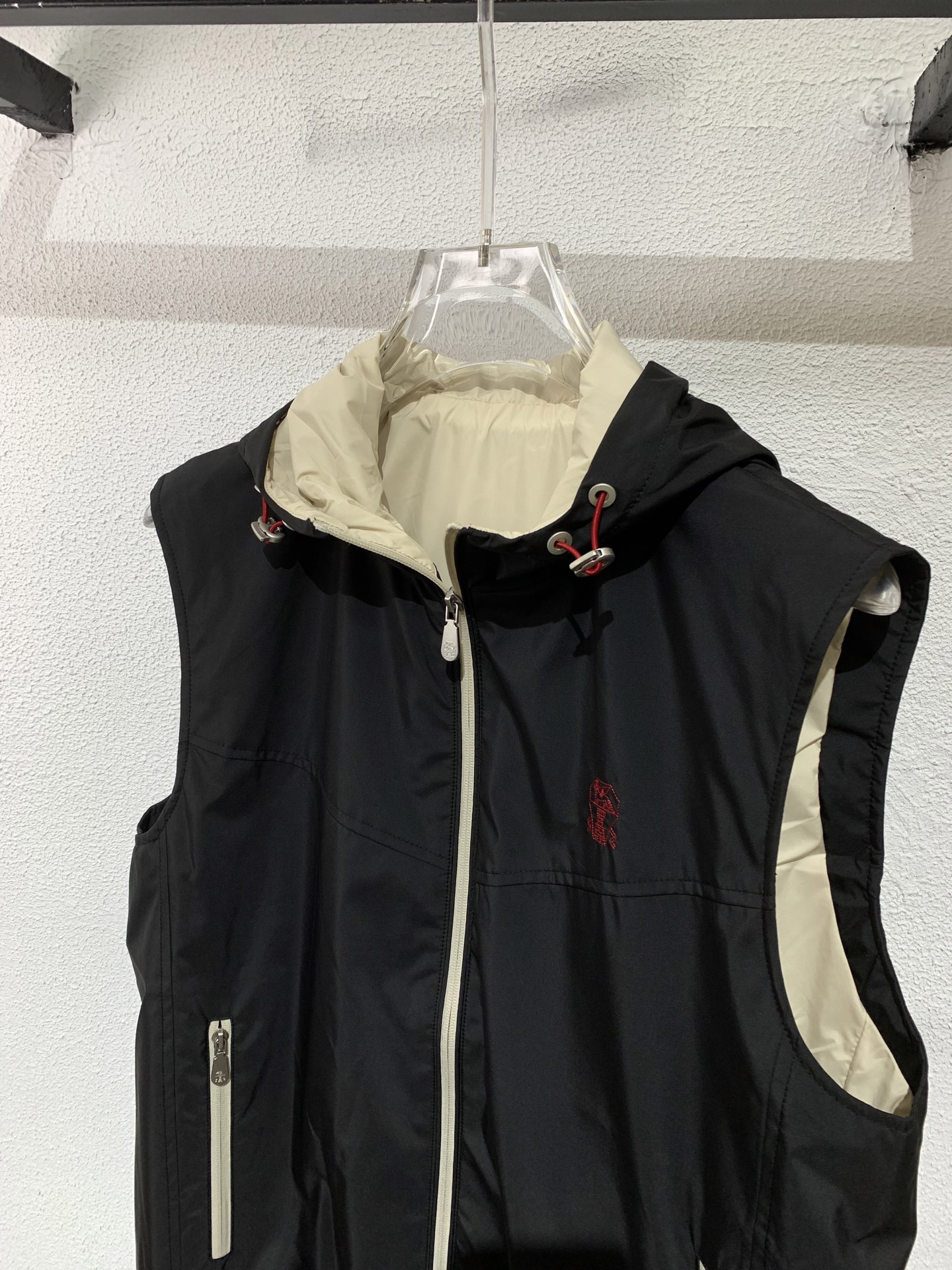 上新🔥BC老钱风 男士新款连帽马甲外套，胸前刺绣logo点缀、客供五金辅料、采用定制防风防水面料，表面整