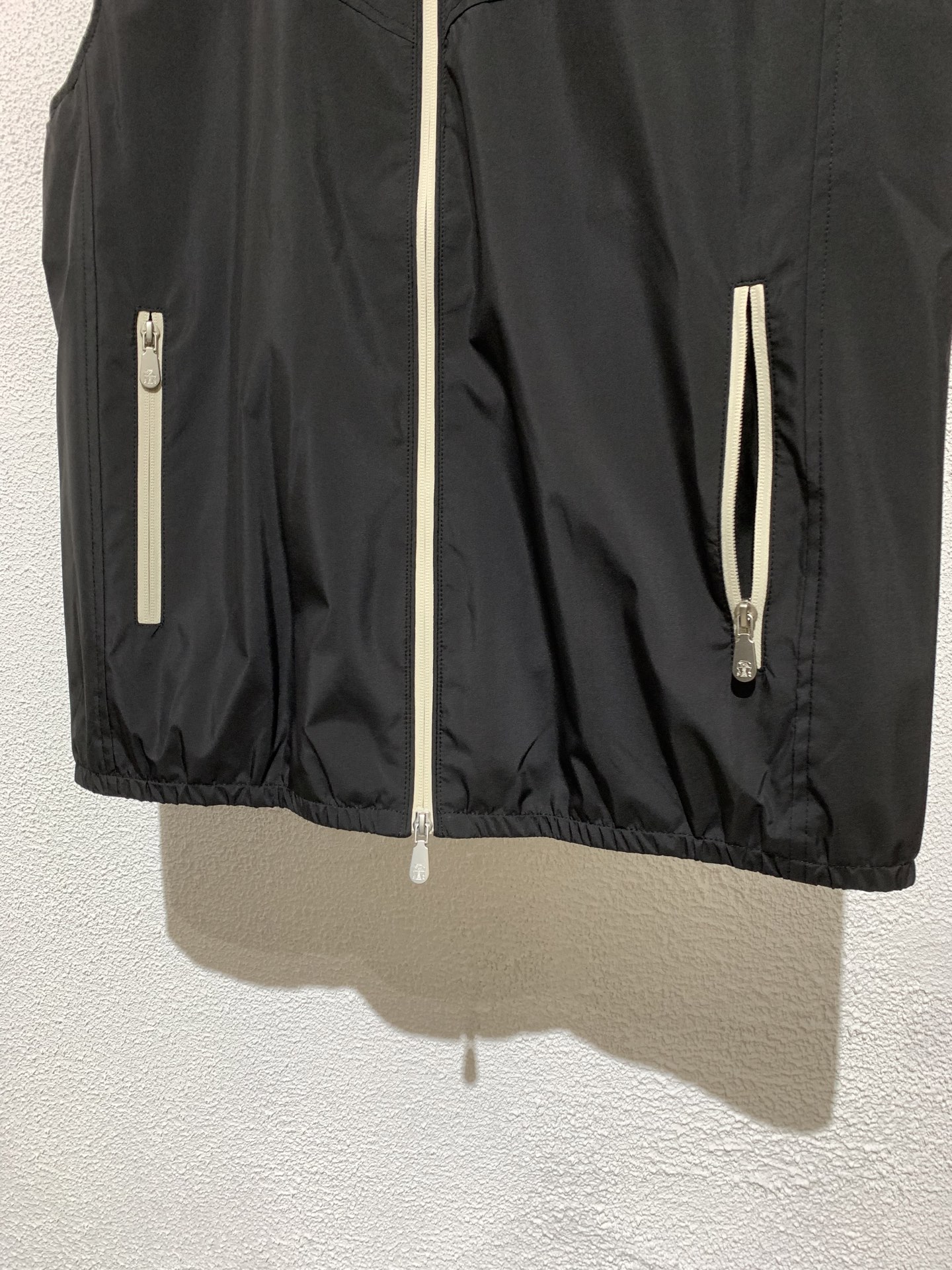 上新🔥BC老钱风 男士新款连帽马甲外套，胸前刺绣logo点缀、客供五金辅料、采用定制防风防水面料，表面整