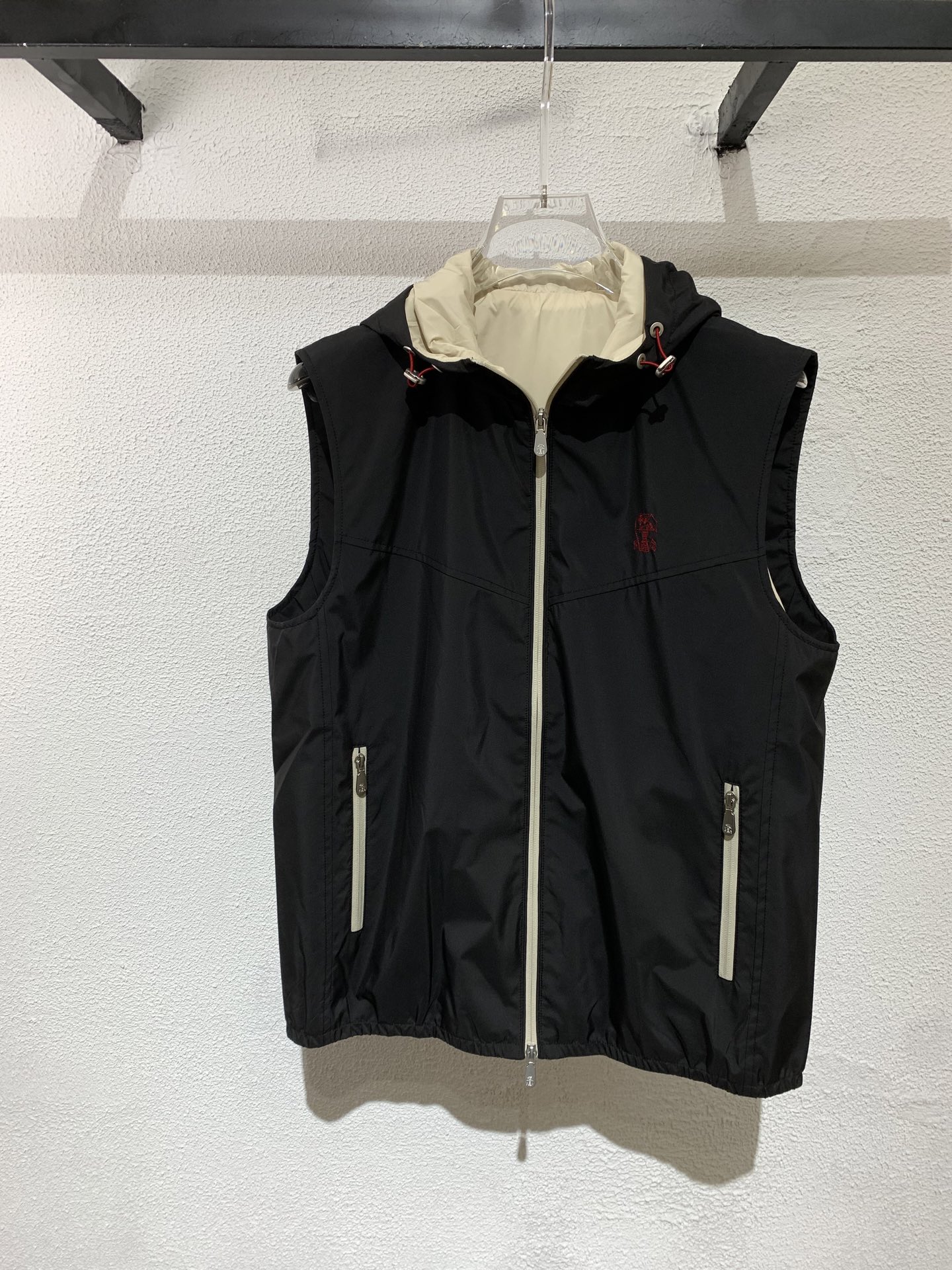 NO:518406,New BC old money style men's new hooded vest jacket, embroidered with chest embroidery logo, customer-supplied hardware and accessories, customized windproof and waterproof fabric, clean and smooth surface and matte, the lining is made of environmentally friendly polyester fiber blend fabric, breathable and wrinkle-resistant, the upper body is stylish and not soft, comfortable, light and warm, suitable for matching in various occasions. Color black and white. Number of code M-3XL (48-56) is on sale in stock, Jackets & coats, hats, alexander wang19860909上新BC老钱风 男士新款连帽马甲外套,胸前刺绣logo点缀、客供五金辅料、采用定制防风防水面料,表面整洁光滑且富有哑光,内衬采用环保聚酯纤维混纺面料,透气抗皱立挺,上身有型不软塌,舒适 轻盈又保暖,适合多种场合搭配.颜色黑色,白色.码数M—3XL（48—56）现货发售,,jackets & coats,hats,alexander wang,Men's clothing