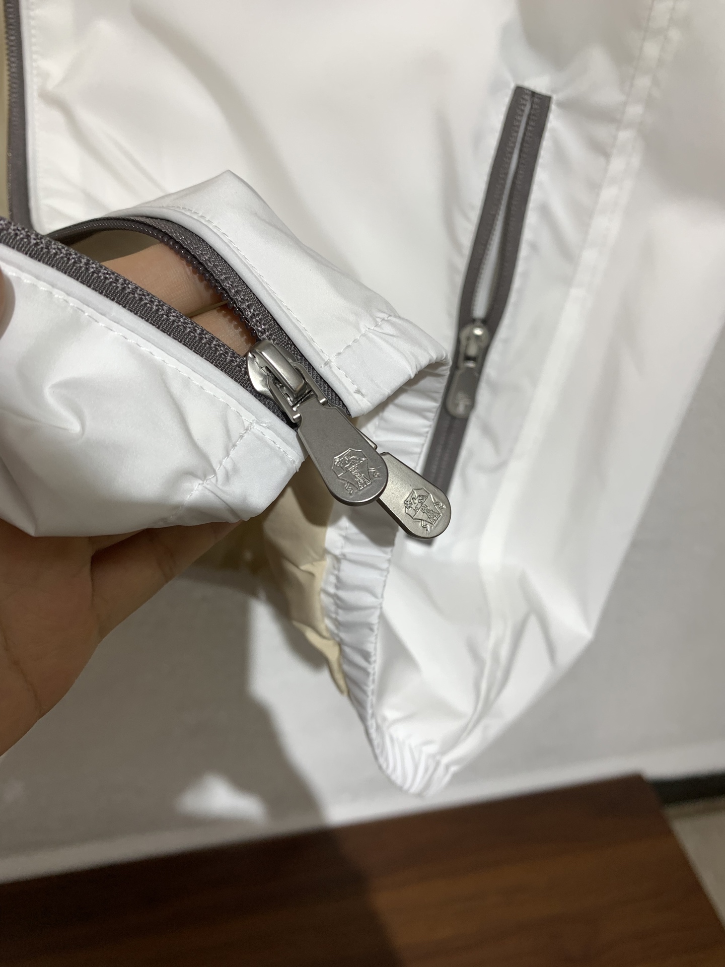 上新🔥BC老钱风 男士新款连帽马甲外套，胸前刺绣logo点缀、客供五金辅料、采用定制防风防水面料，表面整