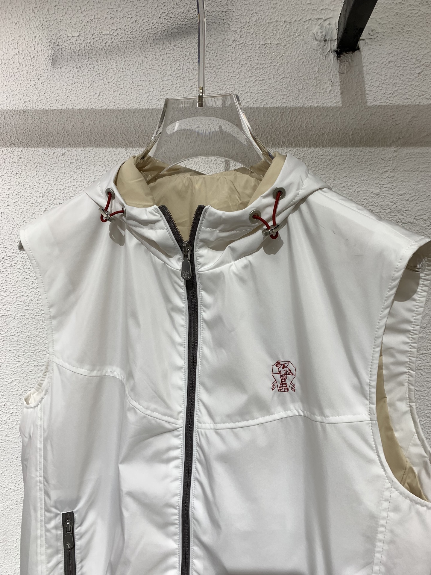 上新🔥BC老钱风 男士新款连帽马甲外套，胸前刺绣logo点缀、客供五金辅料、采用定制防风防水面料，表面整