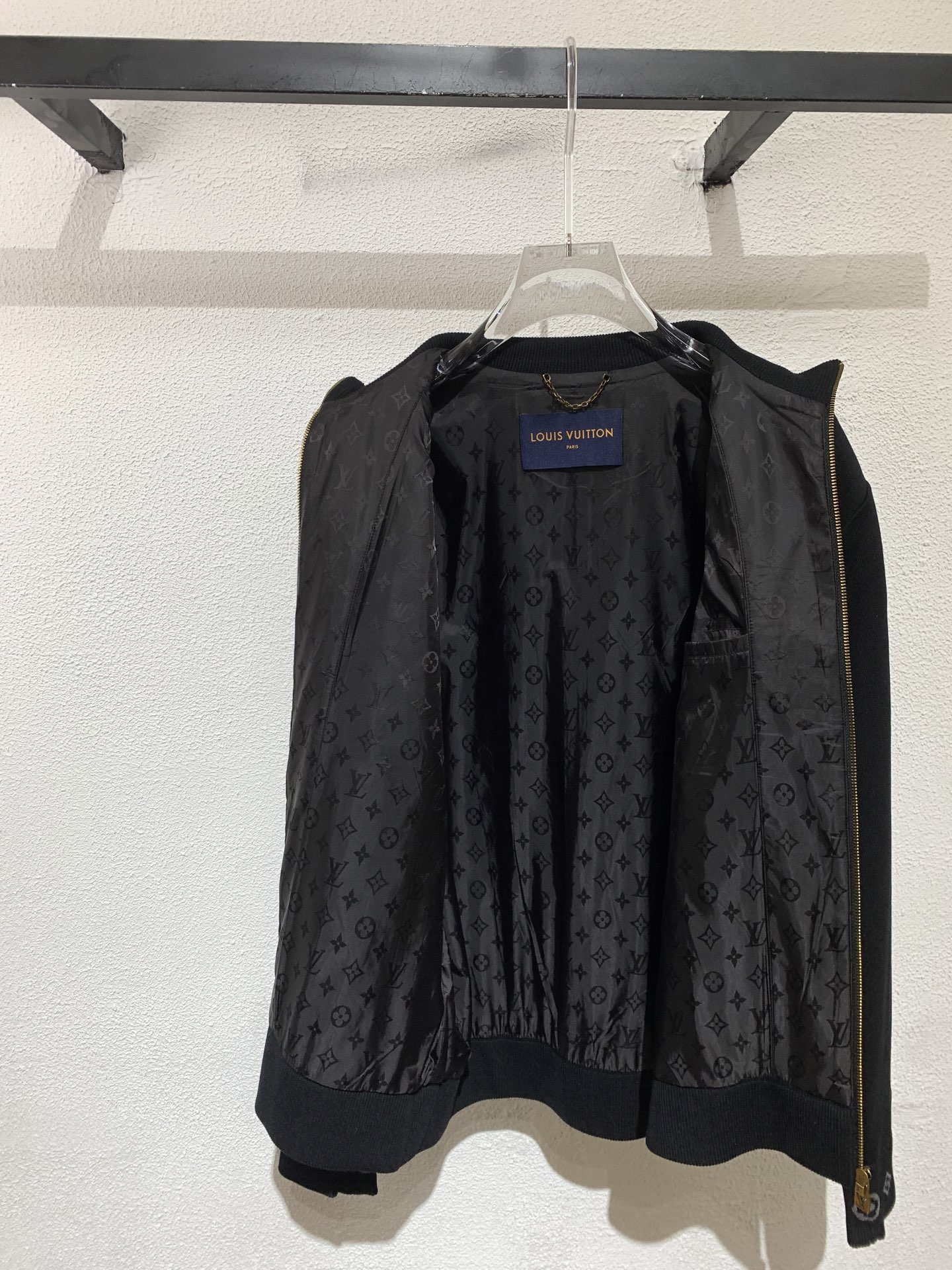 LV路易 威登🔥秋冬新款男士立领针织夹克外套，柜同步发售！开模定制五金辅料～领口、袖口等部位带有 经典的