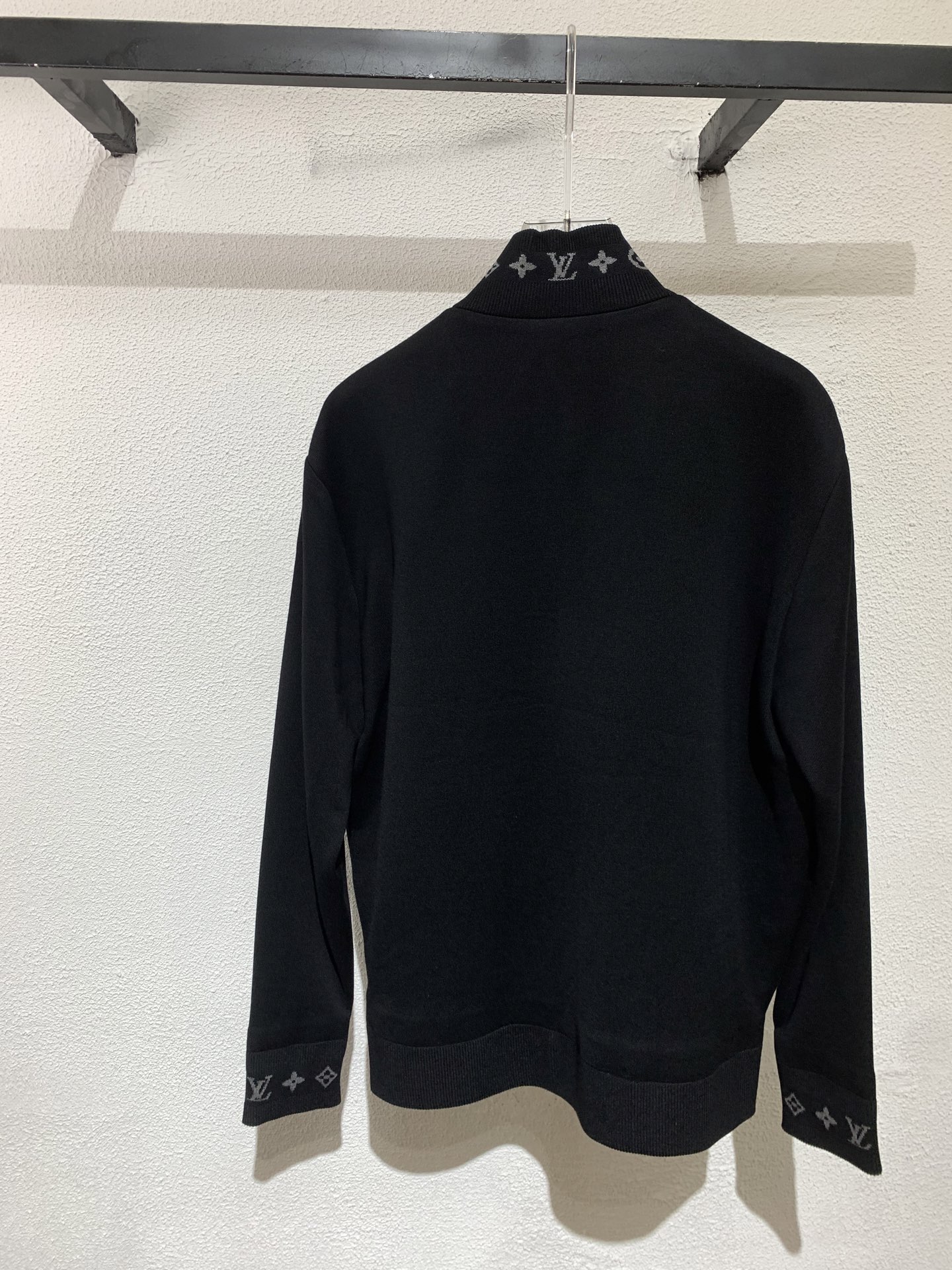 LV路易 威登🔥秋冬新款男士立领针织夹克外套，柜同步发售！开模定制五金辅料～领口、袖口等部位带有 经典的