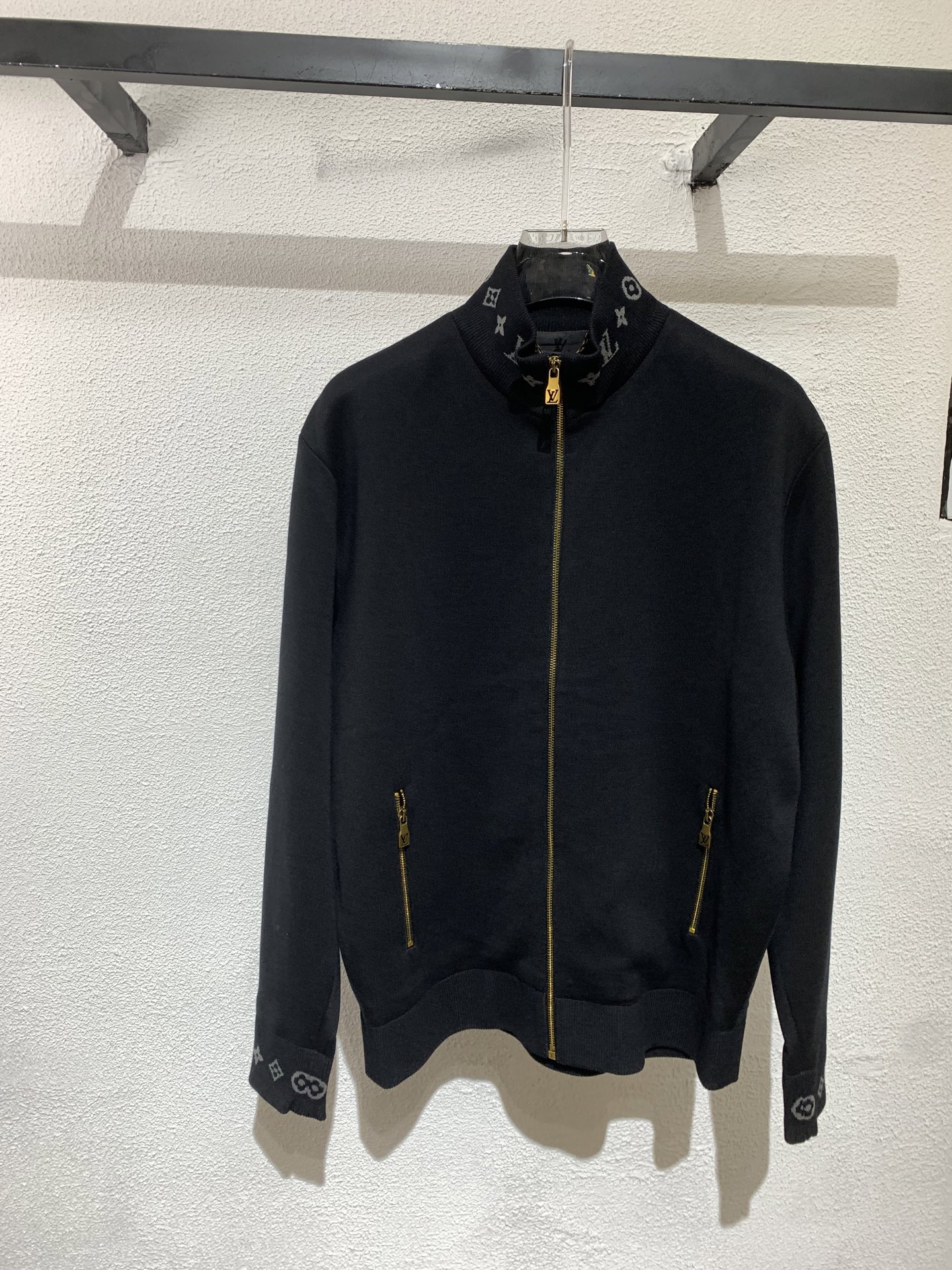 LV路易 威登🔥秋冬新款男士立领针织夹克外套，柜同步发售！开模定制五金辅料～领口、袖口等部位带有 经典的