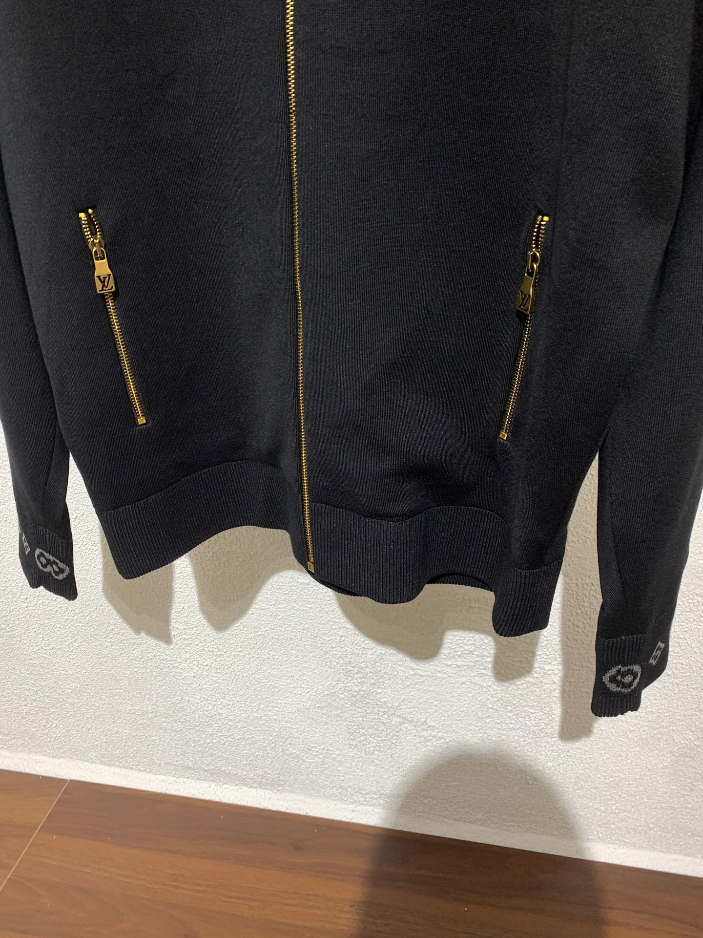 LV路易 威登🔥秋冬新款男士立领针织夹克外套，柜同步发售！开模定制五金辅料～领口、袖口等部位带有 经典的