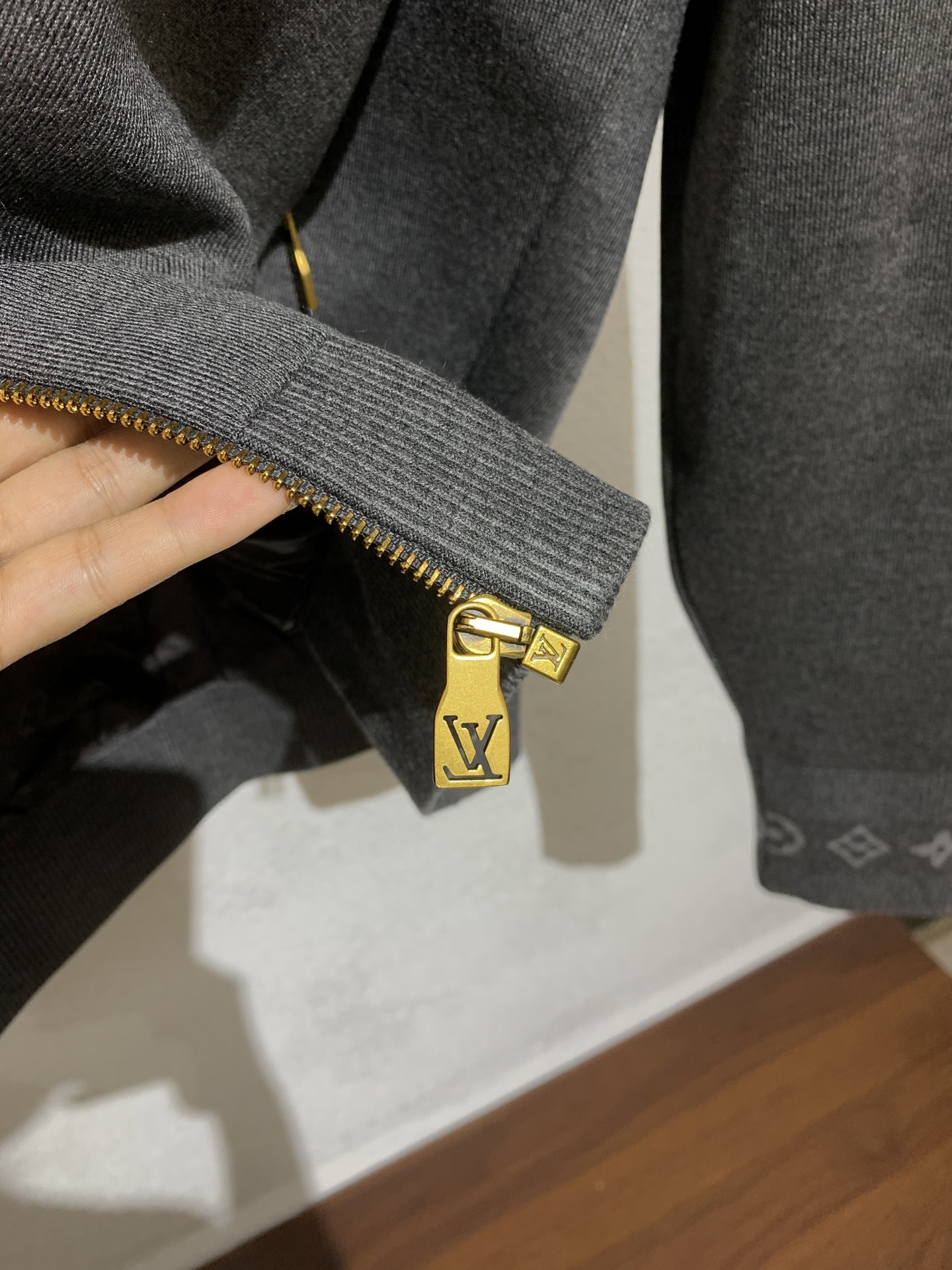 LV路易 威登🔥秋冬新款男士立领针织夹克外套，柜同步发售！开模定制五金辅料～领口、袖口等部位带有 经典的