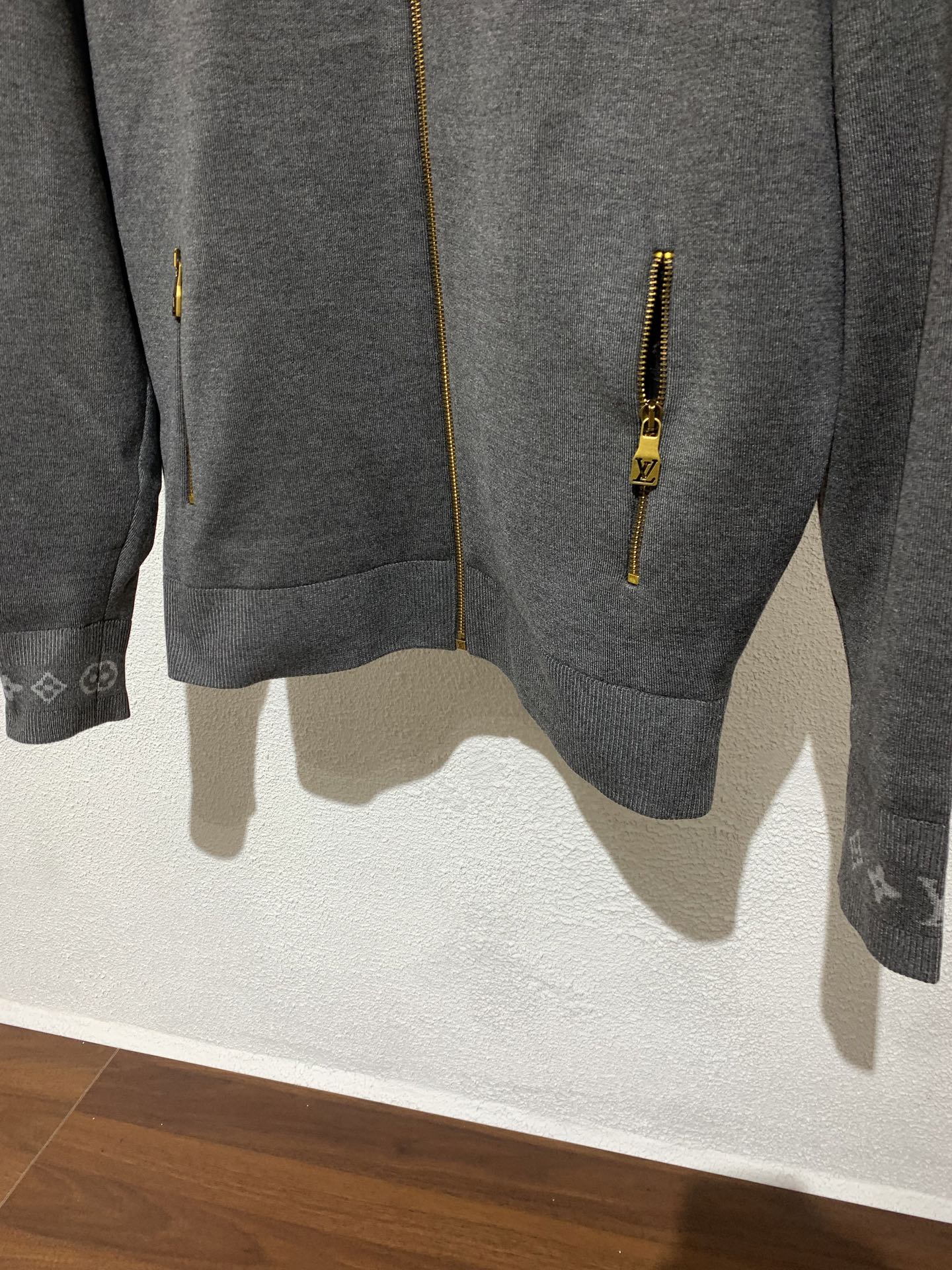 LV路易 威登🔥秋冬新款男士立领针织夹克外套，柜同步发售！开模定制五金辅料～领口、袖口等部位带有 经典的