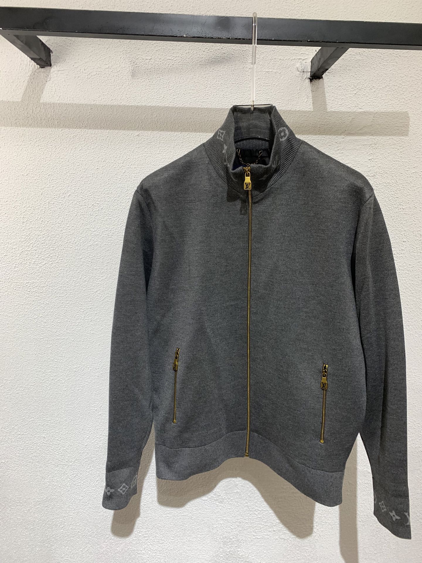 LV路易 威登🔥秋冬新款男士立领针织夹克外套，柜同步发售！开模定制五金辅料～领口、袖口等部位带有 经典的