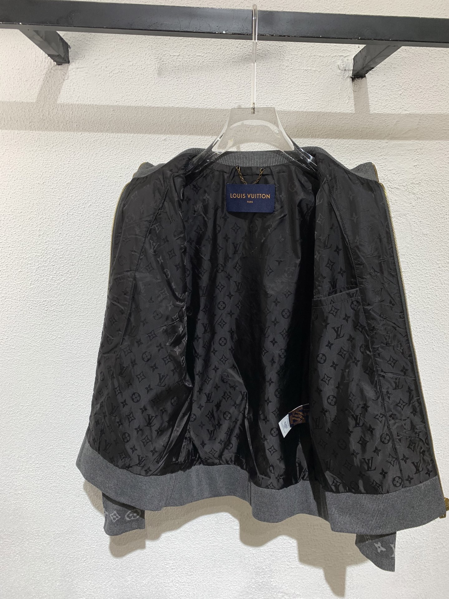 LV路易 威登🔥秋冬新款男士立领针织夹克外套，柜同步发售！开模定制五金辅料～领口、袖口等部位带有 经典的